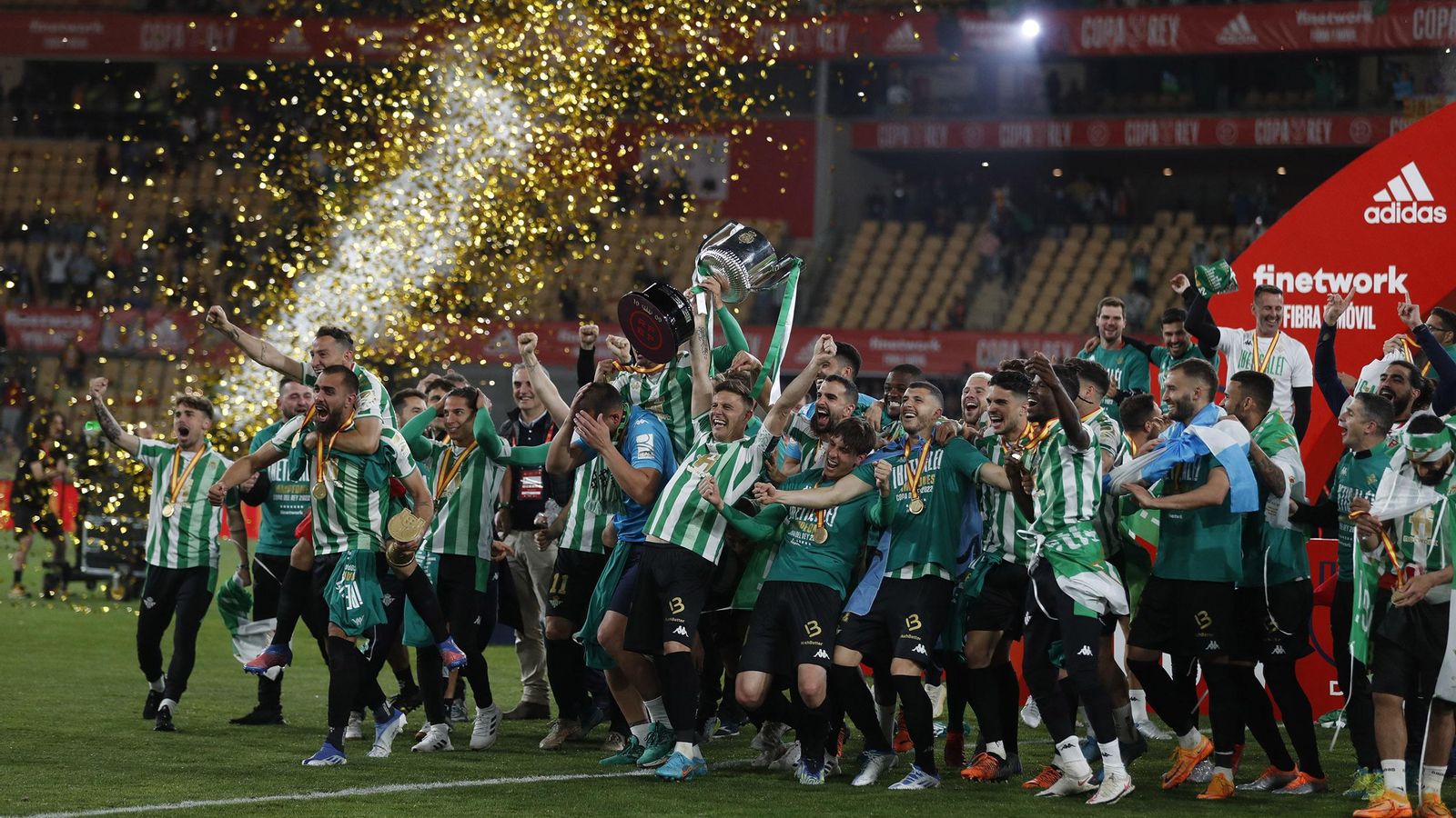 Los jugadores verdiblancos, con Joaquín a la cabeza, levantan la Copa.