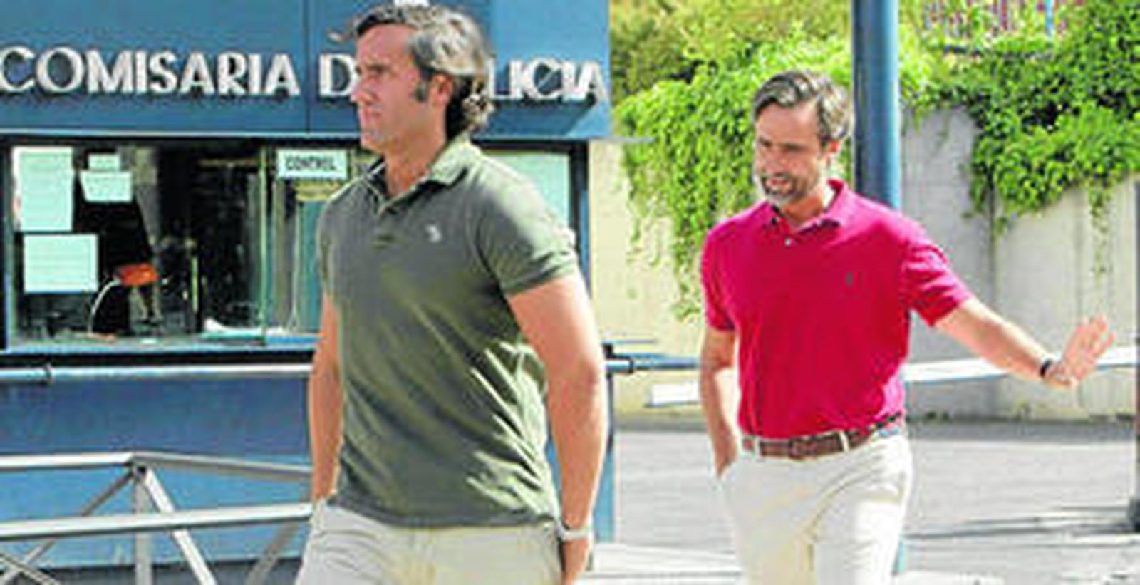 Álvaro y Javier Ruiz-Mateos, tras acudir a la Comisaría de Pozuelo de Alarcón, donde estaba detenido su padre, en agosto de 2012.