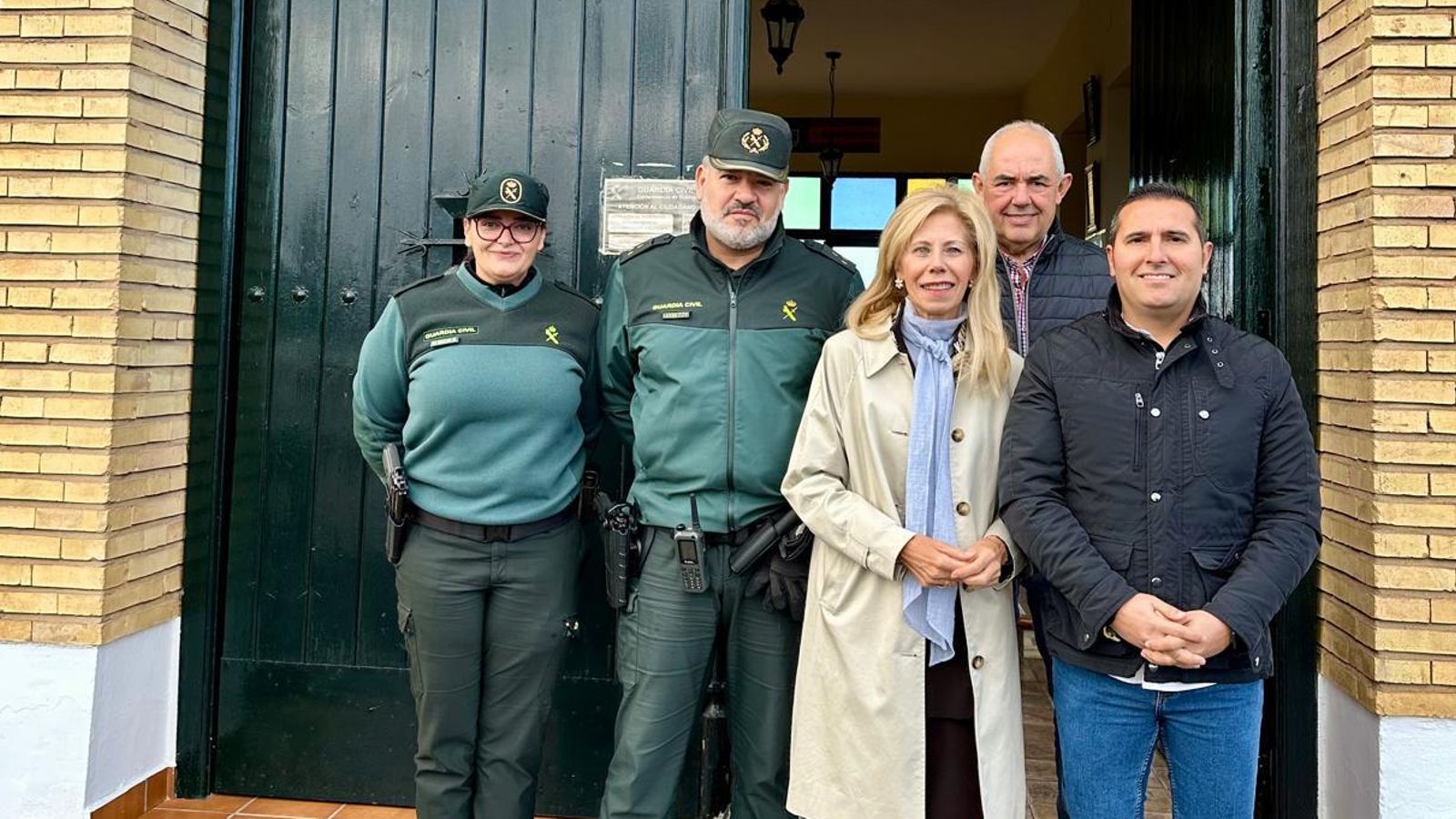 María José Rico y Jairo Rodríguez en la visita a las obras en el cuartel de la Guardia Civil.