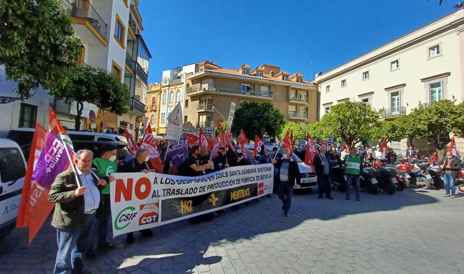 Trabajadores de Santa Bárbara en la Delegación de la Junta en Sevilla