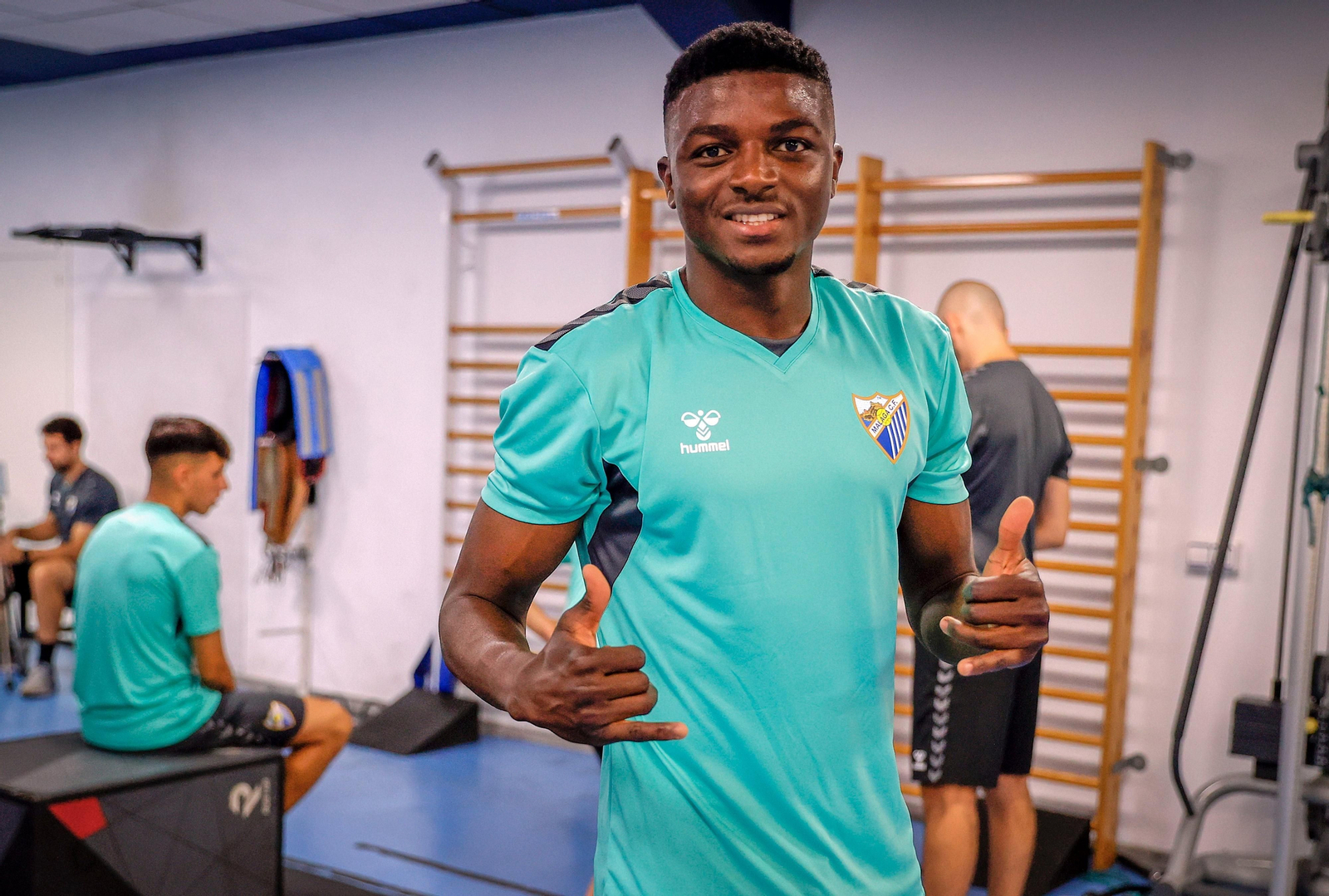 Moussa posa con la nueva camiseta de entrenamiento.