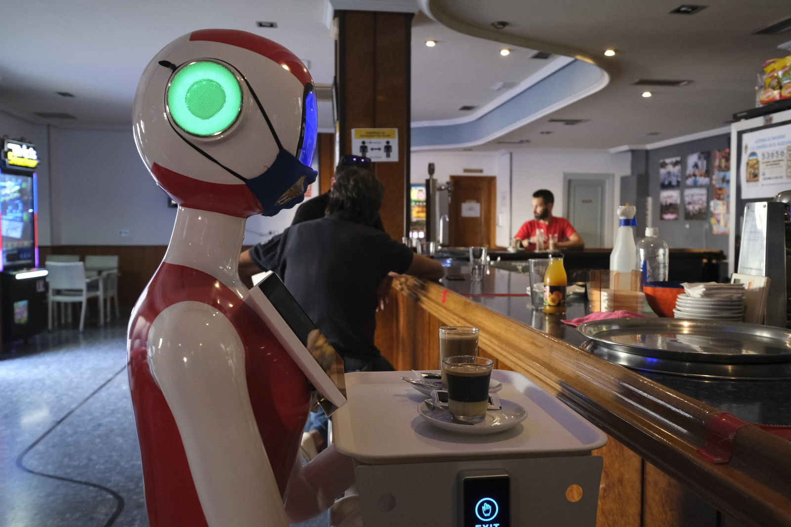 Fotogalería de Herbelita, la robot camarera de El Alquián.