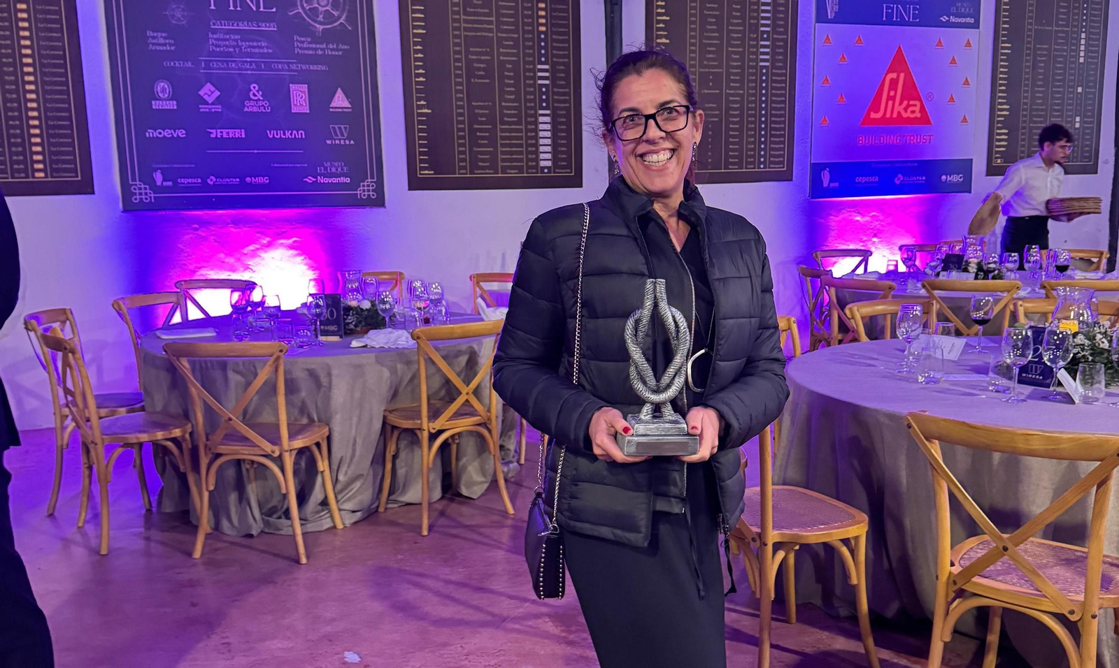 Ana Mayorga, directora financiera de Enerocean, con el premio FINE.