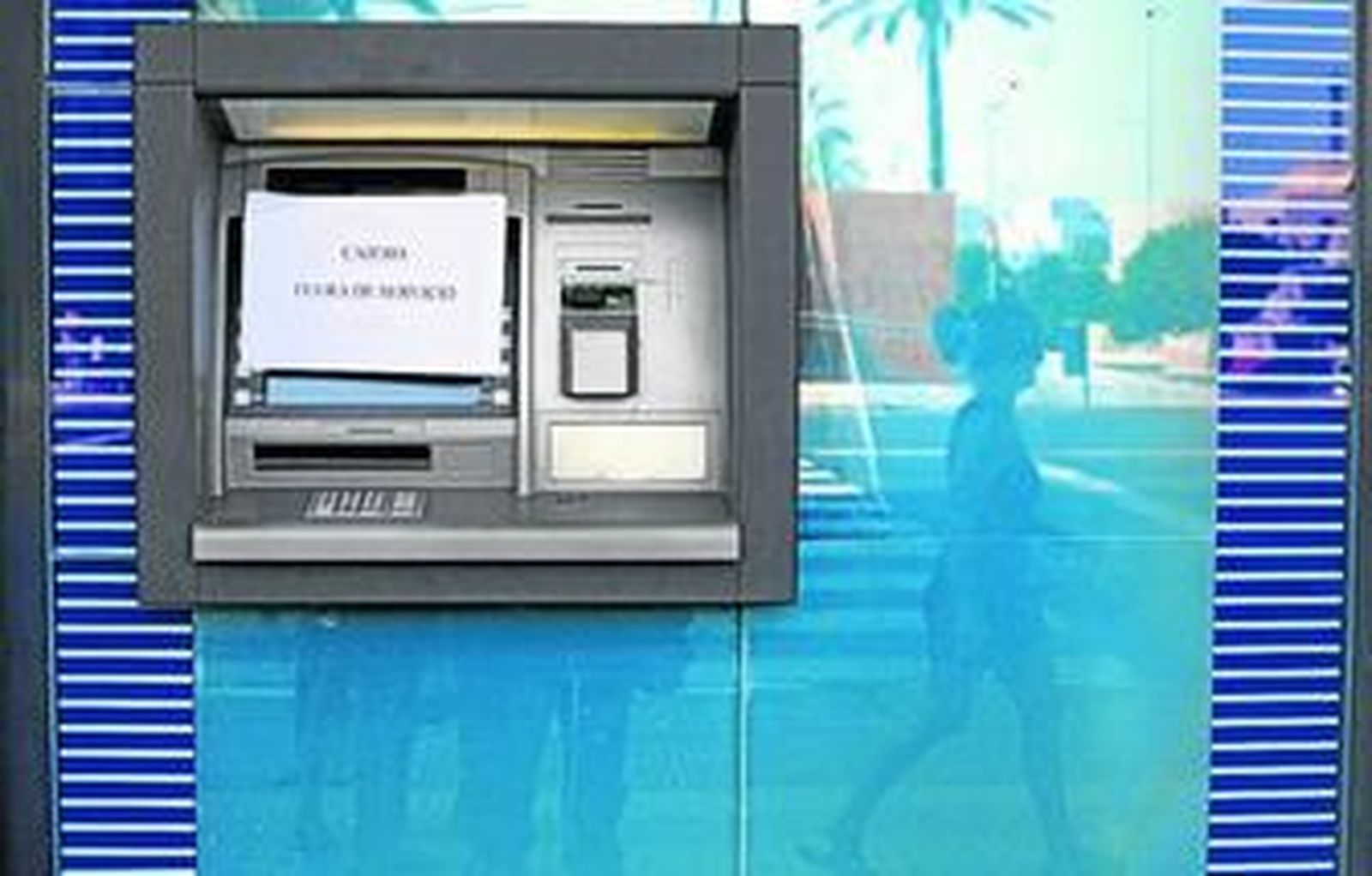 Imagen de uno de los cajeros que fue manipulado y que ayer aún se encontraba fuera de servicio.