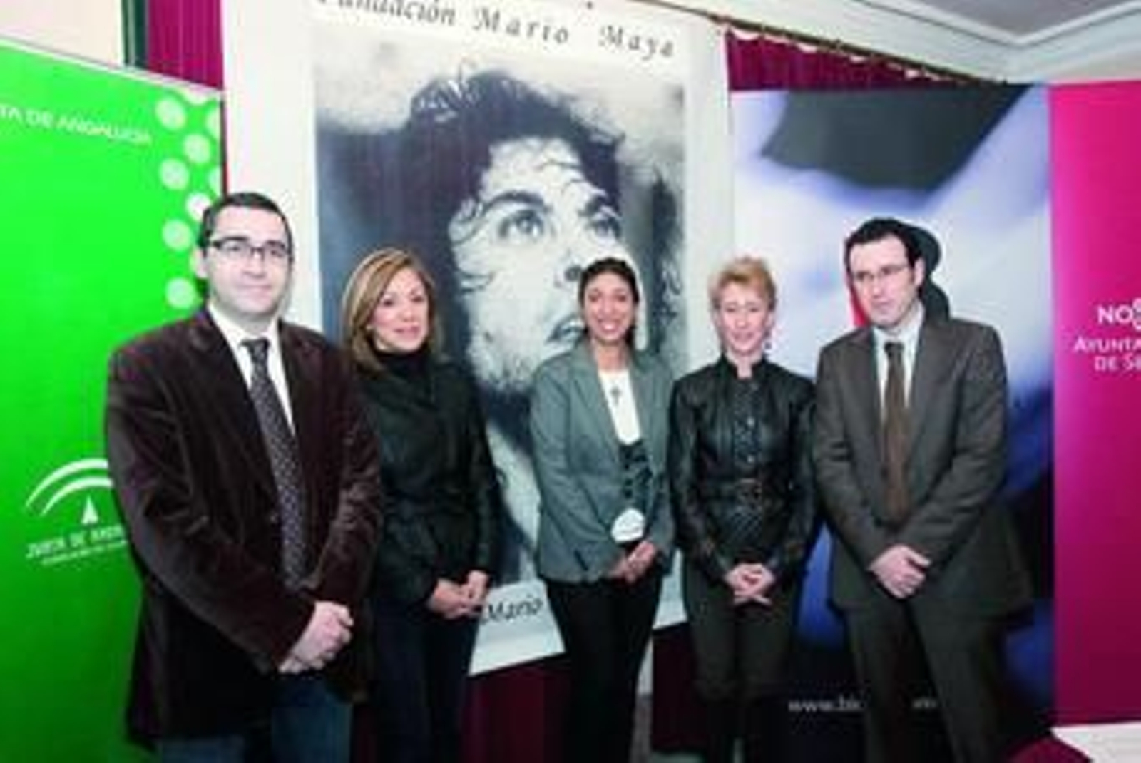 Domingo González, Mariana Ovalle (viuda de Mario Maya), Esperanza Fernández, Maribel Montaño y Francisco Perujo, ayer en el Lope.