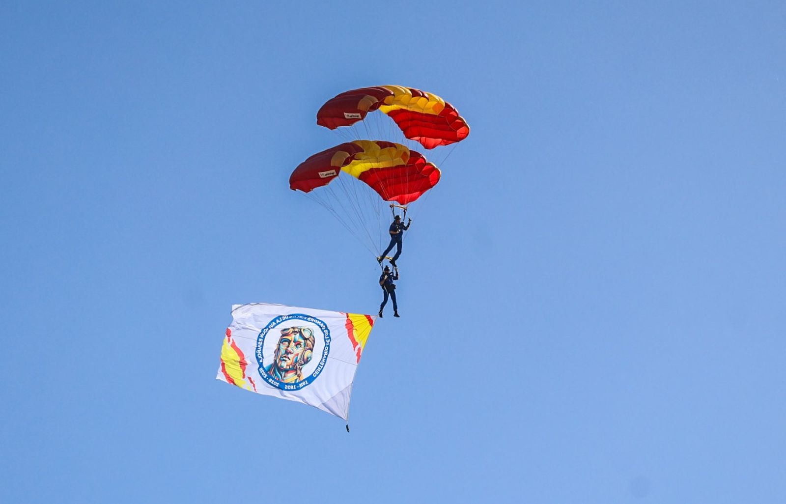 Fotografías de la exhibición aérea de la Patrulla Acrobática de Paracaidismo del Ejército del Aire 'Papea' y de la Patrulla Acrobática de Helicópteros 'ASPA'  en los actos de homenaje al centenario del Plus Ultra presidido por S.M. el Rey Felipe VI