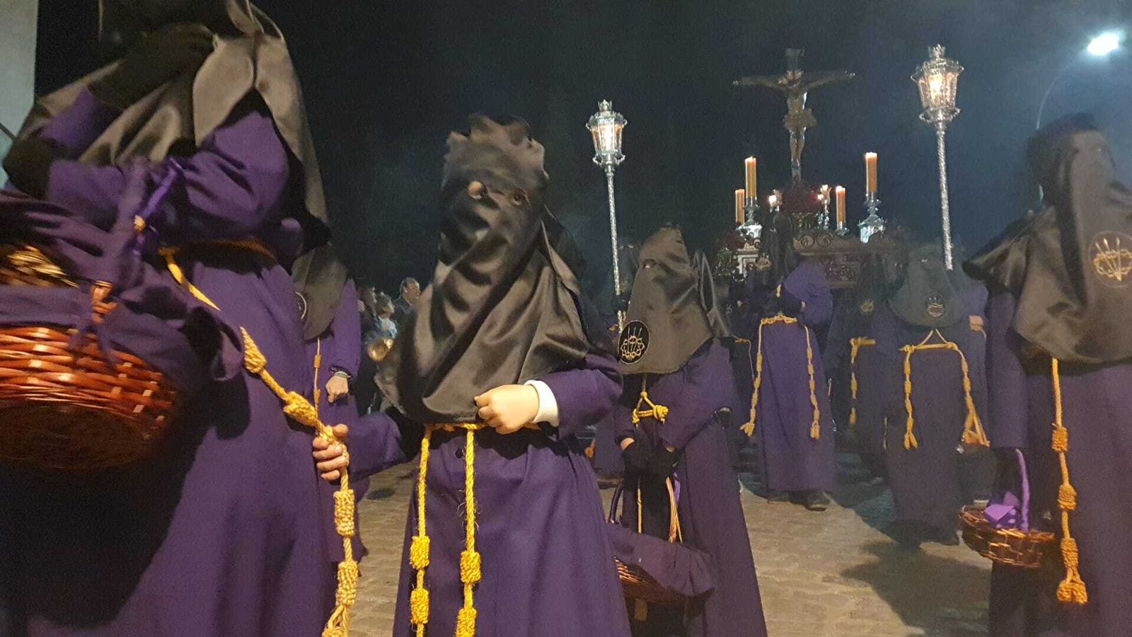 El Cristo de la Buena Muerte visita a las ánimas benditas en el cementerio de Castro del Río, en fotografías