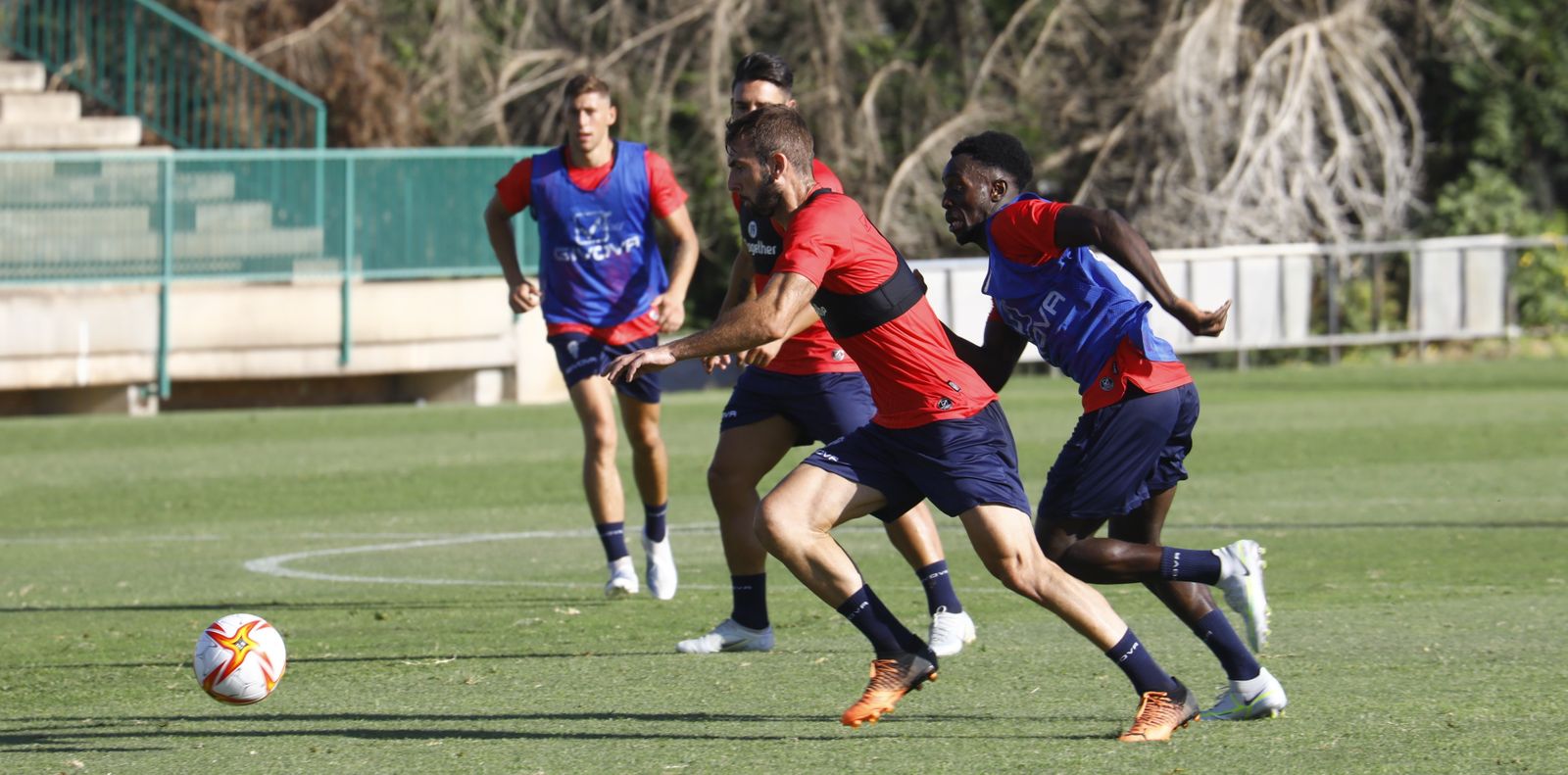Ramón Bueno es presionado por Diarra durante el entrenamiento de este viernes.