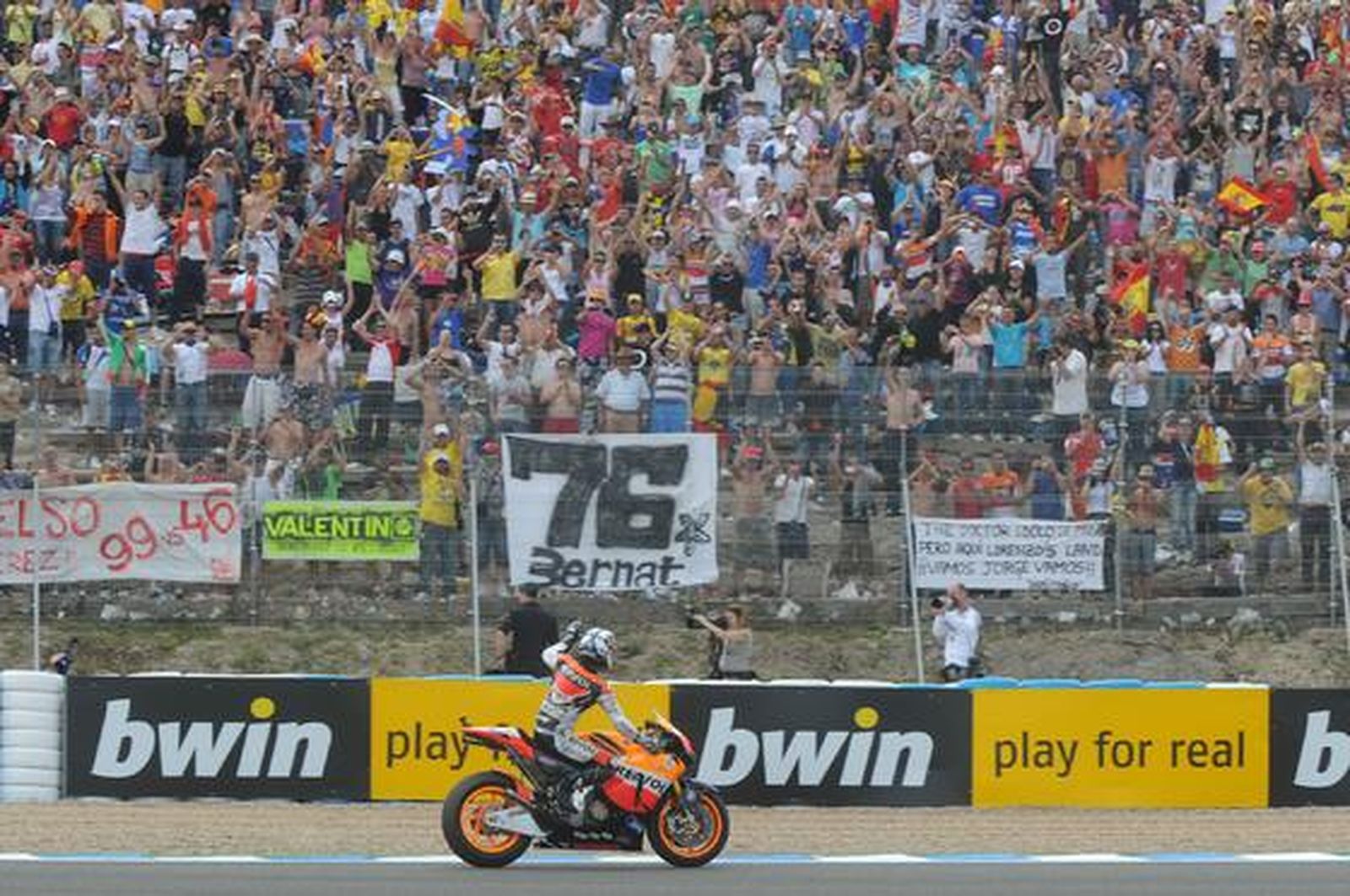 Jorge Lorenzo se impone a Pedrosa en una memorable última vuelta y se hace con su primera victoria en Jerez en la categoría de MotoGP. 

Foto: Juan Carlos Toro y Manuel Aranda
