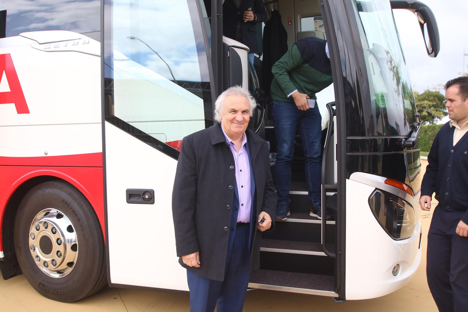 Fotogalería de la salida del Almería y el Almería Genuine hacia sus respectivos partidos.