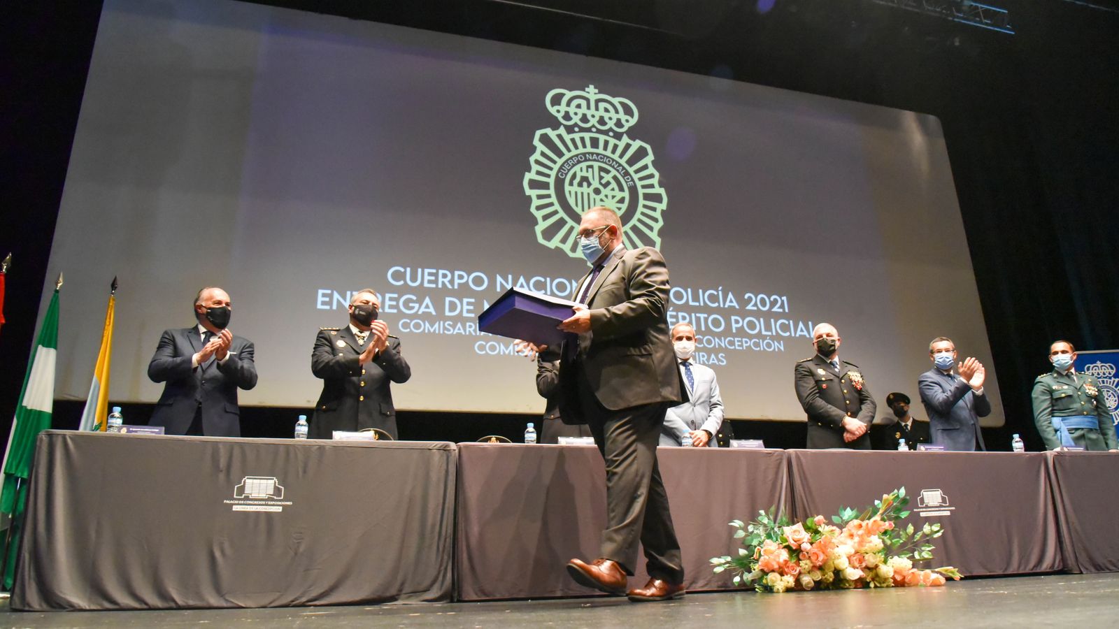 Las fotos de la entrega de medallas por el Dia de la Policía Nacional