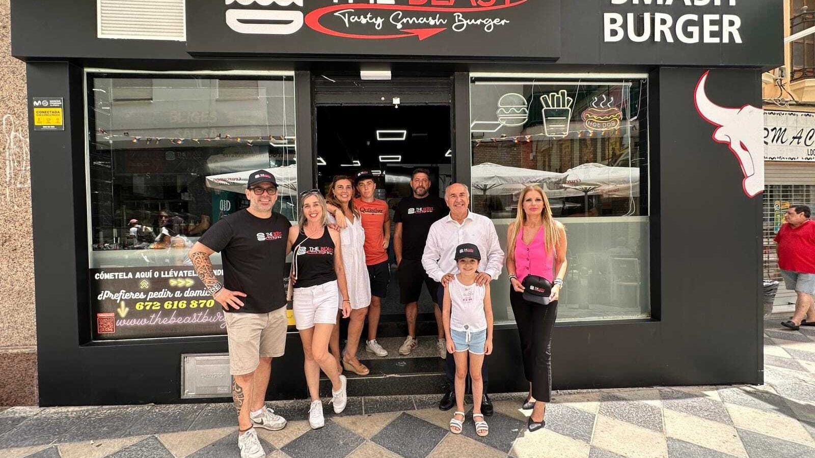 José Ignacio Landaluce y Sabina Quiles con los dueños de 'The Beast Burger' días después de abrir.