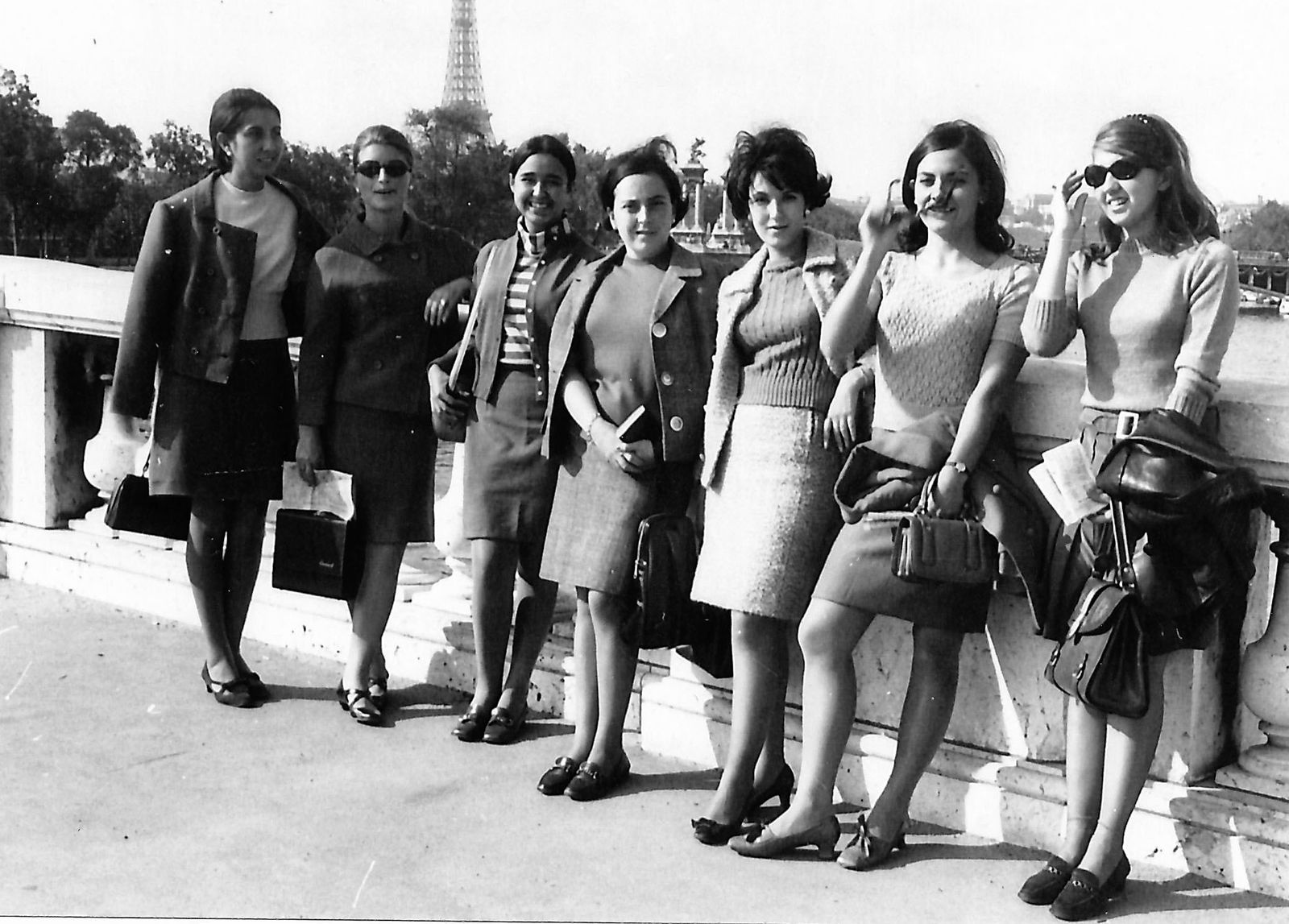 Alumnas de Derecho de la promoción 1962-1967 durante el viaje de fin de carrera a París, entre ellas, Amparo Rubiales y Ana María Ruiz-Tagle (a la derecha).