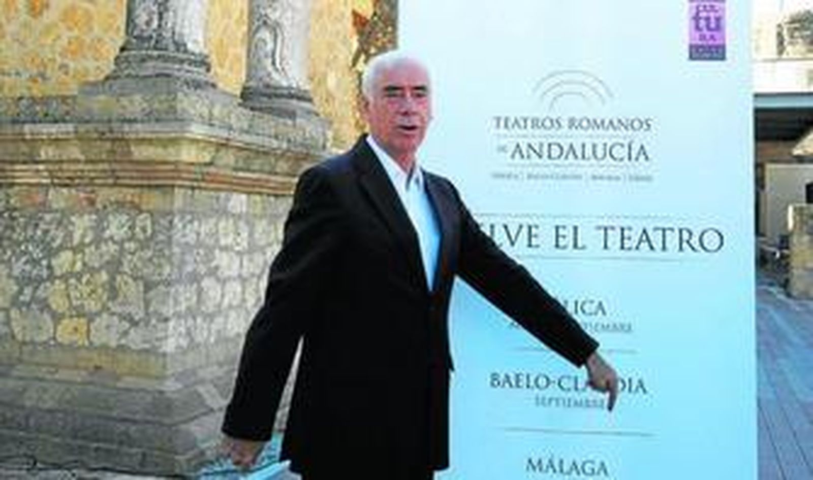 El consejero de Cultura y Deporte, Luciano Alonso, ayer en Itálica ante el cartel que anuncia la nueva iniciativa de su departamento.