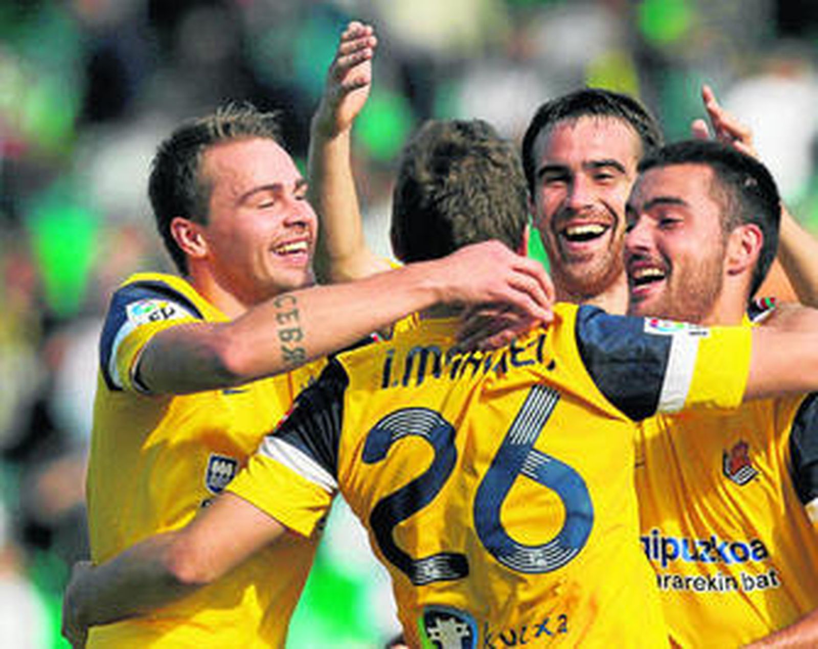 Íñigo Martínez recibe la felicitación de sus compañeros tras lograr el gol del triunfo donostiarra.
