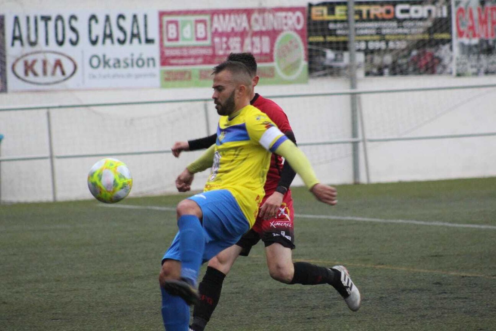 Fran Mejías protege el balón ante un rival en un encuentro de este curso.