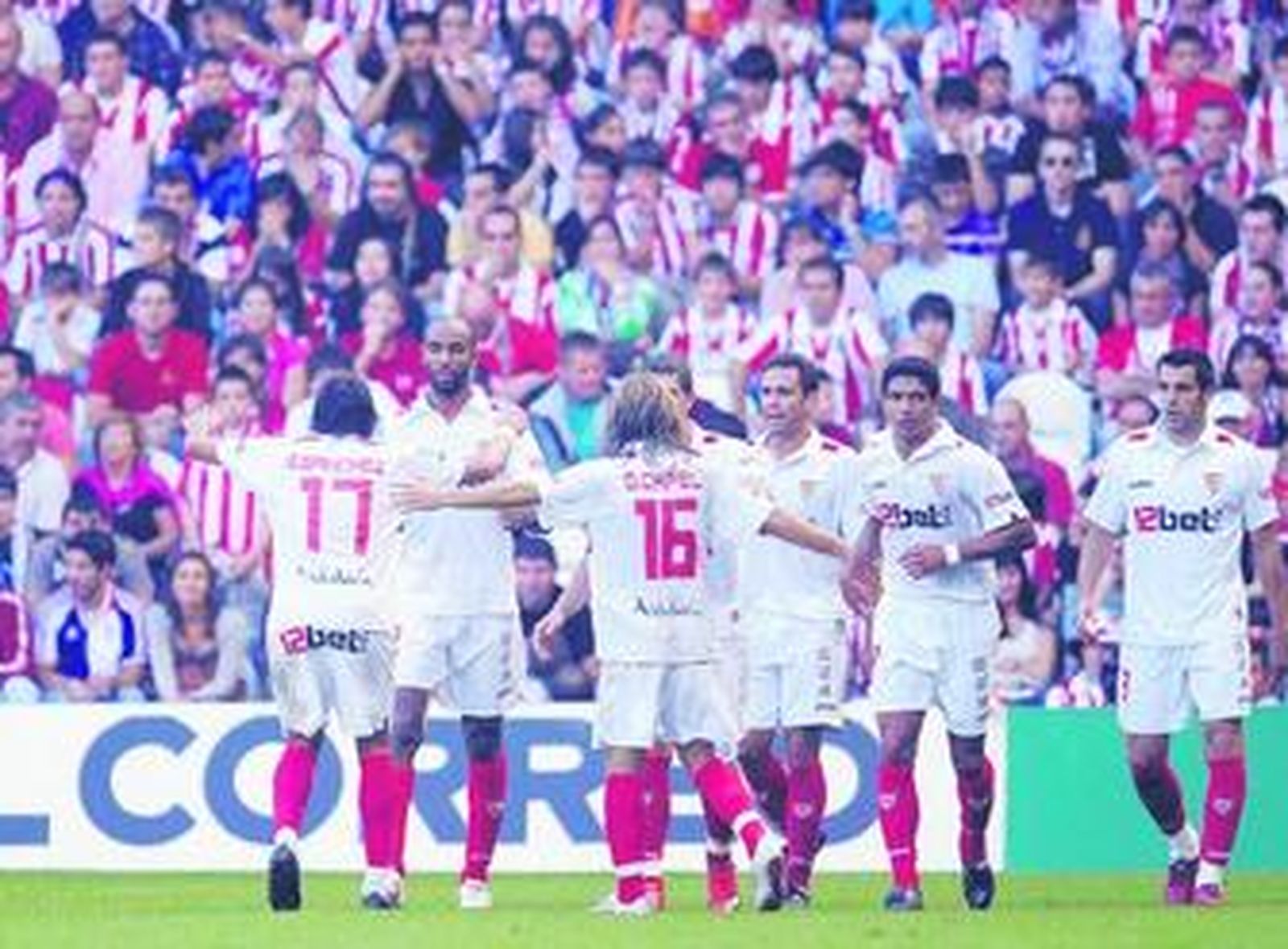 Los jugadores del Sevilla celebran uno de los cuatro goles logrados por el equipo de Jiménez en San Mamés el pasado sábado.
