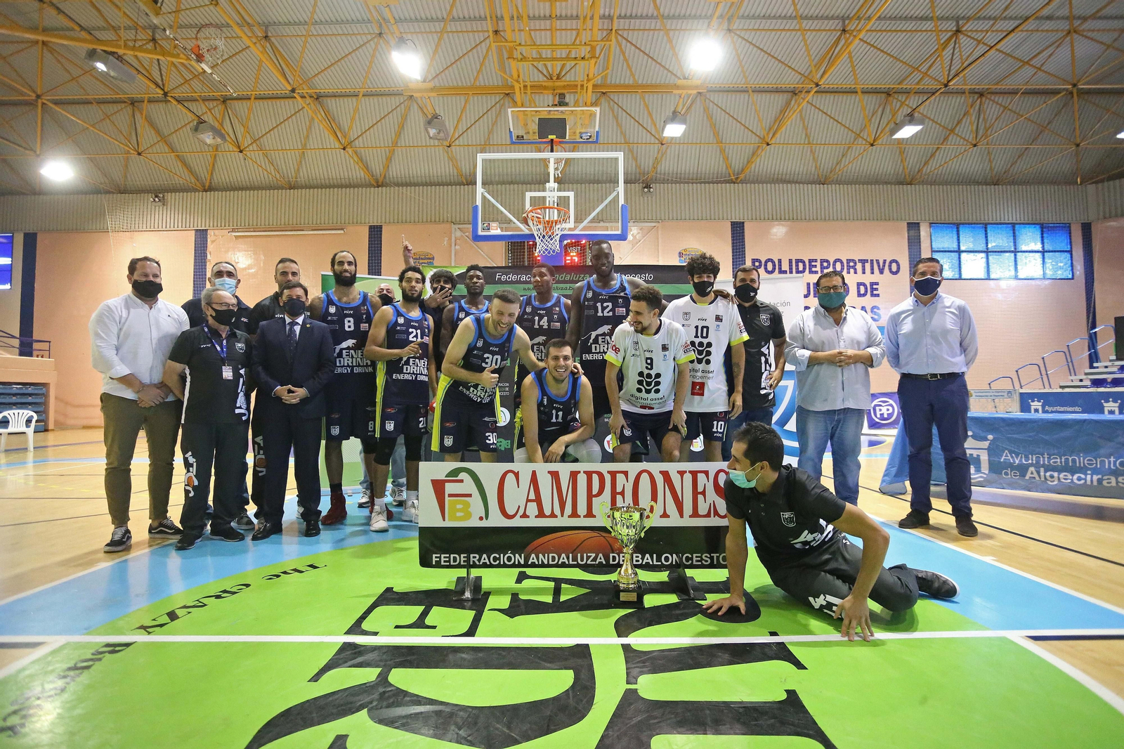 La plantilla de Udea, al completo, tras proclamarse campeona de la Copa Diputación