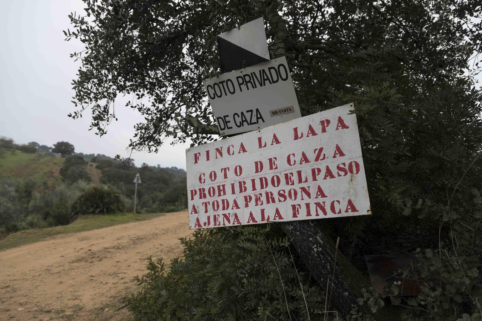 Un cartel anuncia la entrada a la finca La Lapa, donde este sábado murió un niño de cuatro años.