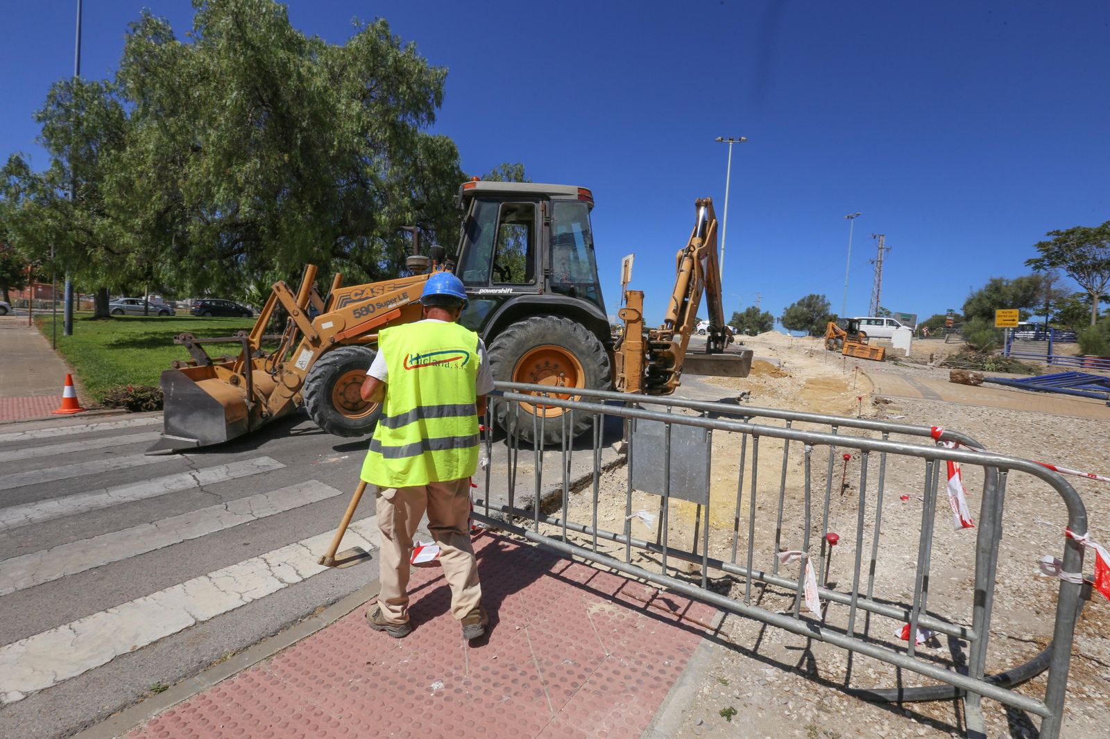 Trabajadores en la zona para la ampliación del carril.