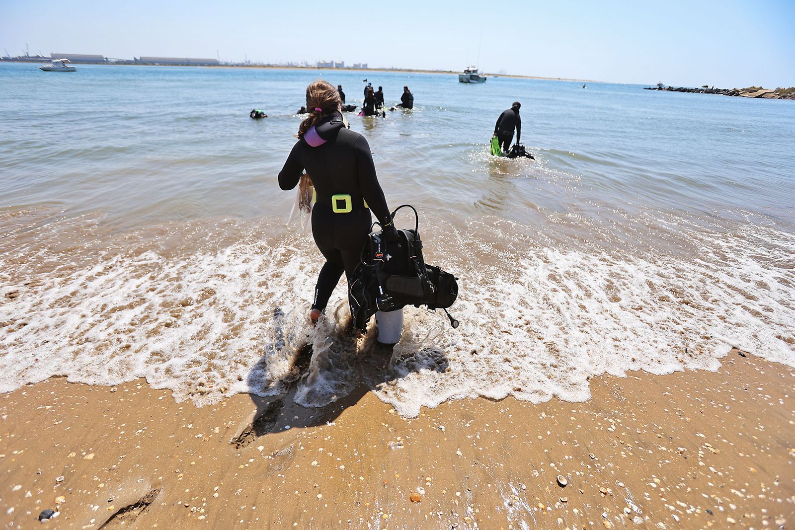 Imágenes de la gran recogida de residuos abandonados en el marco de la octava edición de '1m2 contra la basuraleza'. En la playa de la Canaleta.