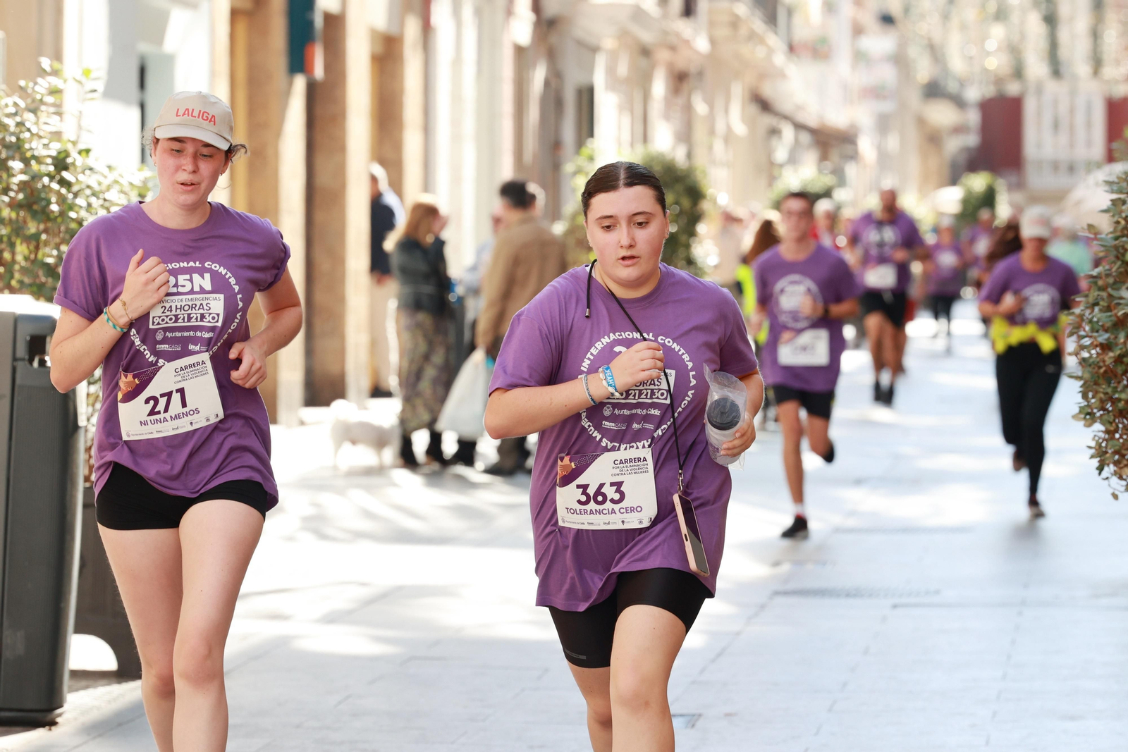 Todas las imágenes de la carrera contra la violencia de género en Cádiz