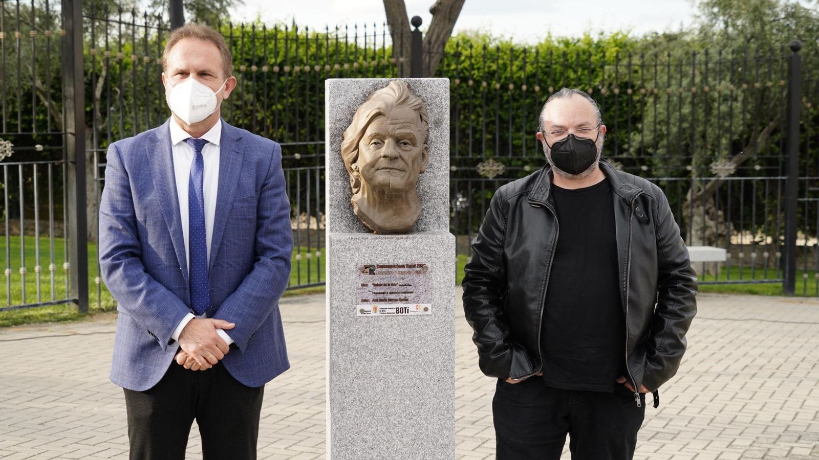 El alcalde, con el escultor.