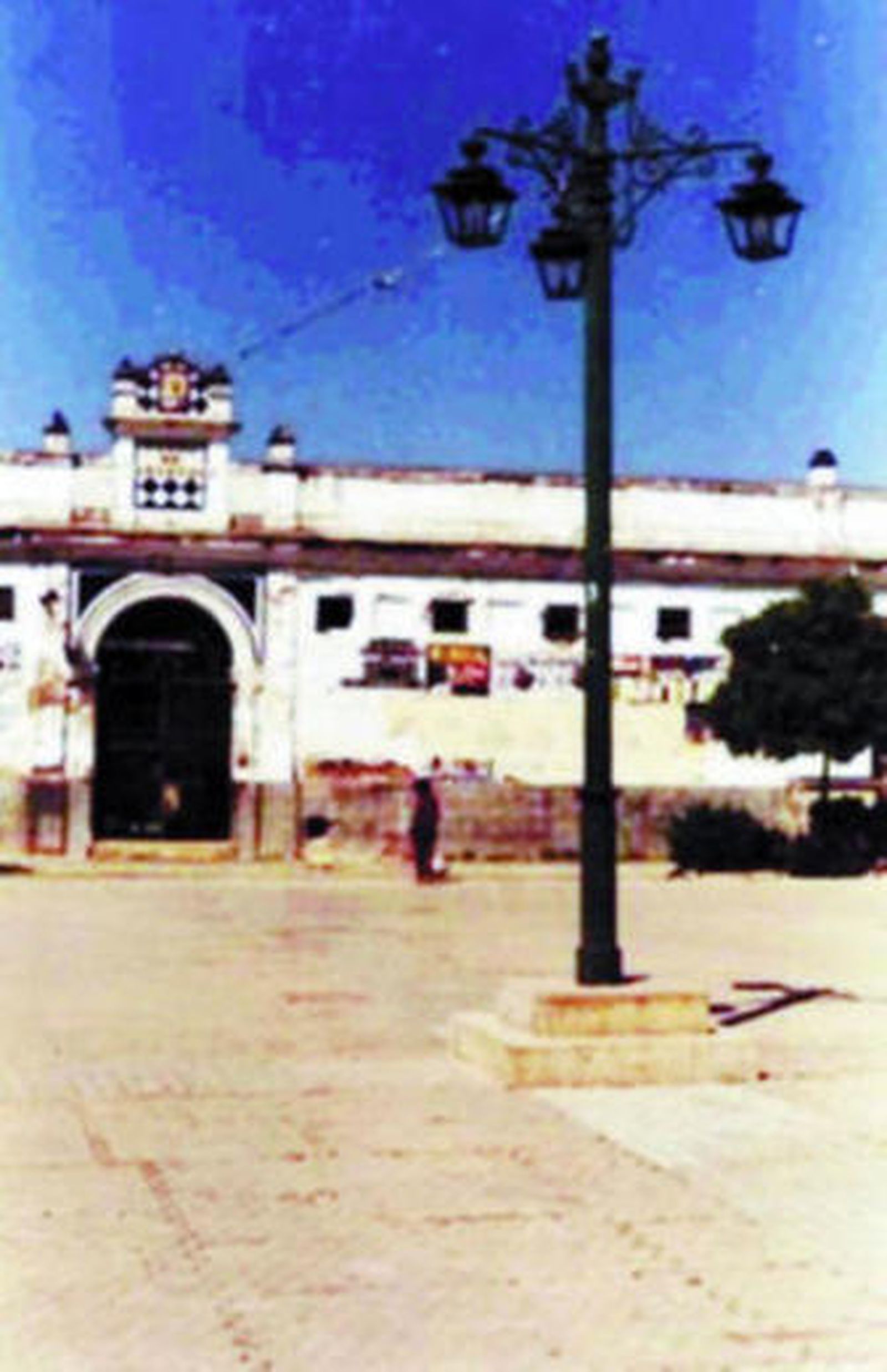 1. Fachada de la antigua plaza de abastos, obra de José de Espiau y Muñoz, en 1911, y derribada en 2007 por el Ayuntamiento de Gerena para construir un geriátrico y un aparcamiento subterráneo. 2. Interior de la plaza de abastos, en aparente estado de ruina.