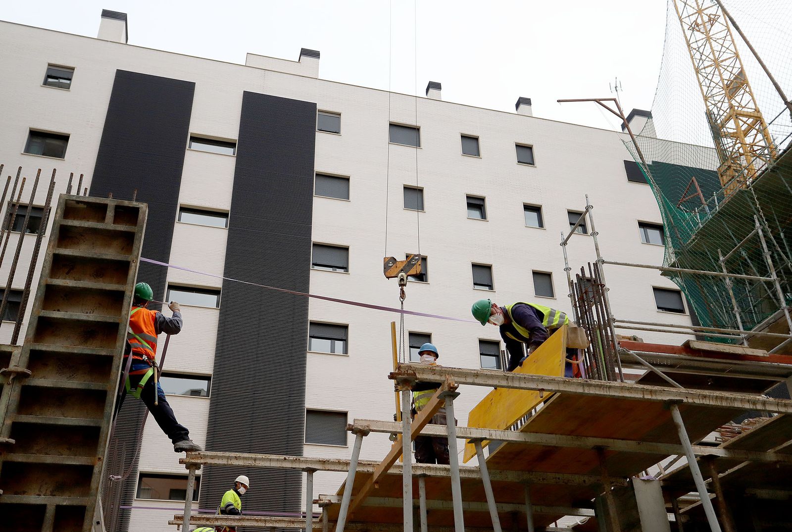 Imágenes de la vuelta al tajo de los trabajadores de obras en Huelva