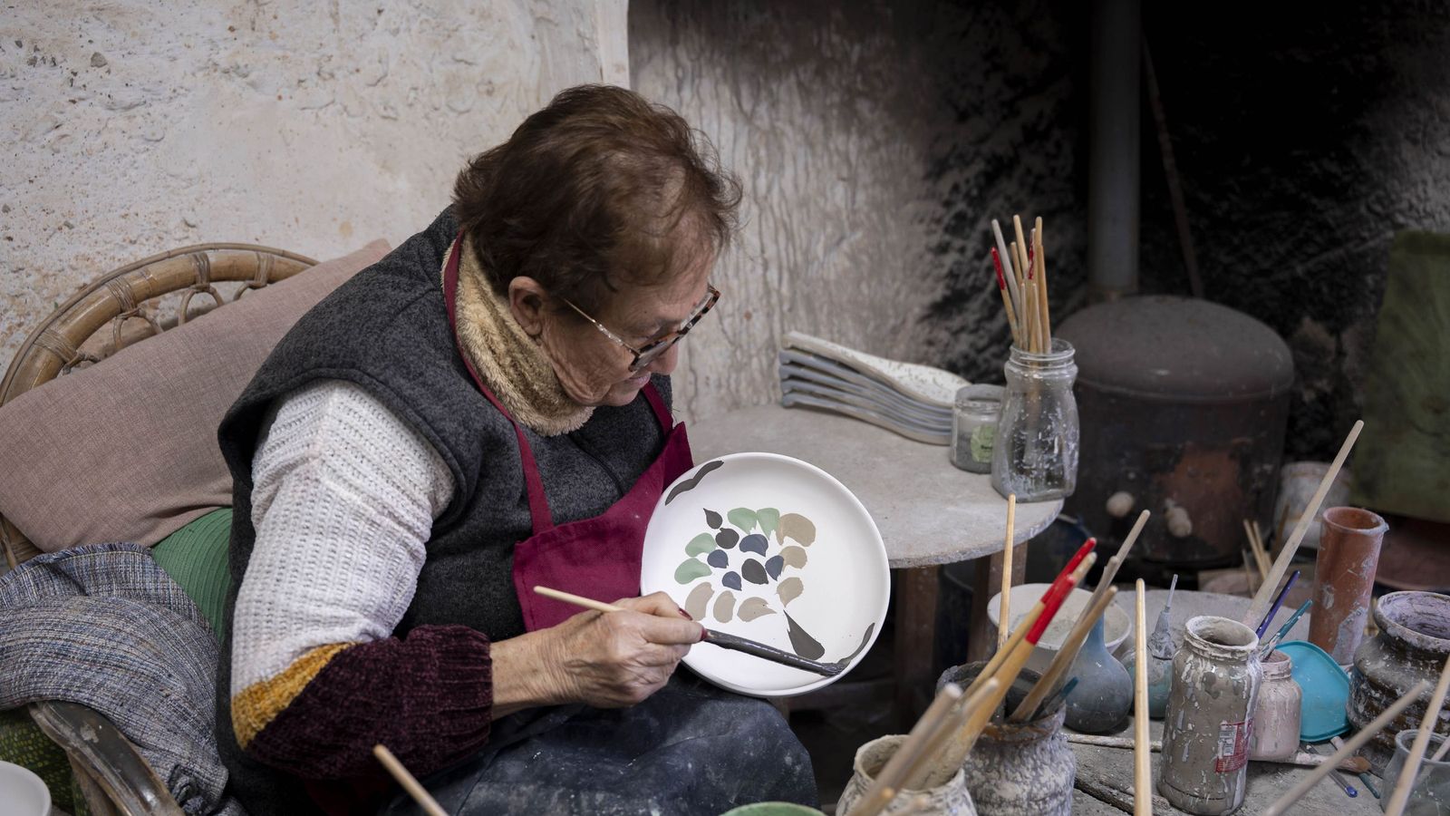 Loli García, pese a estar jubilada, aún transmite hoy su pasión por la alfarería.