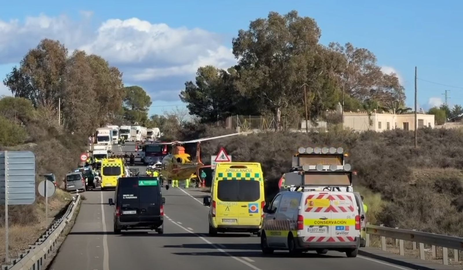Ambulancias y helicóptero del 061 en el lugar del siniestro