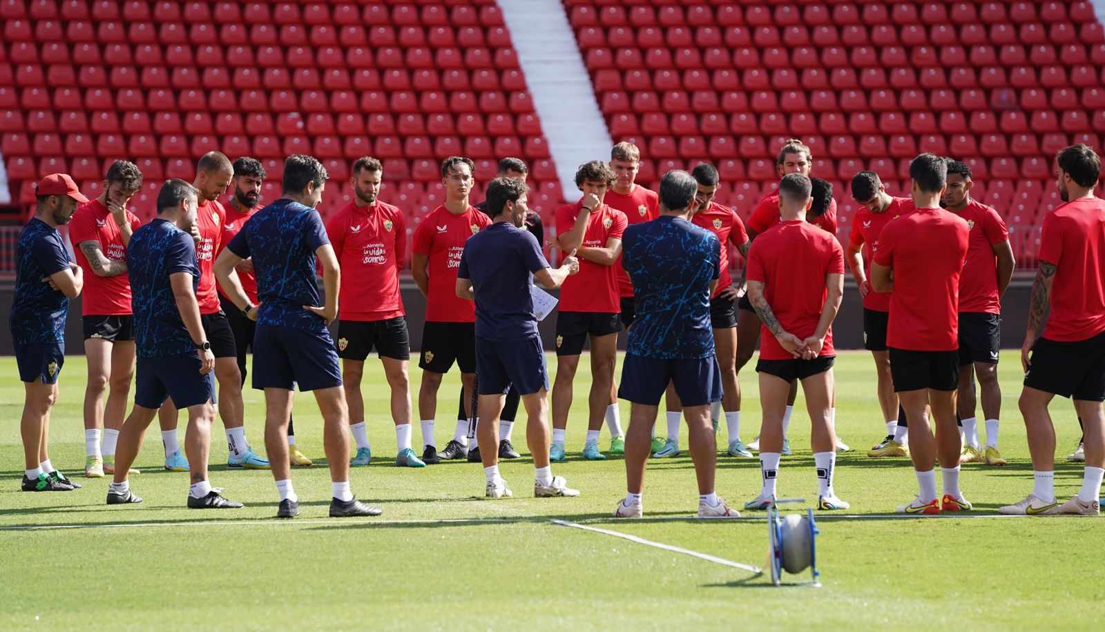 Rubi explica un ejercicio a su equipo en un entrenamiento reciente