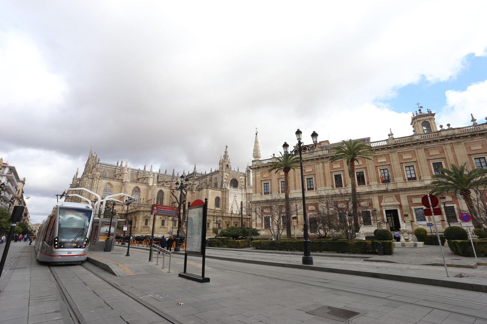 El Metrocentro, en la parada del Archivo de Indias, con la Catedral al fondo.
