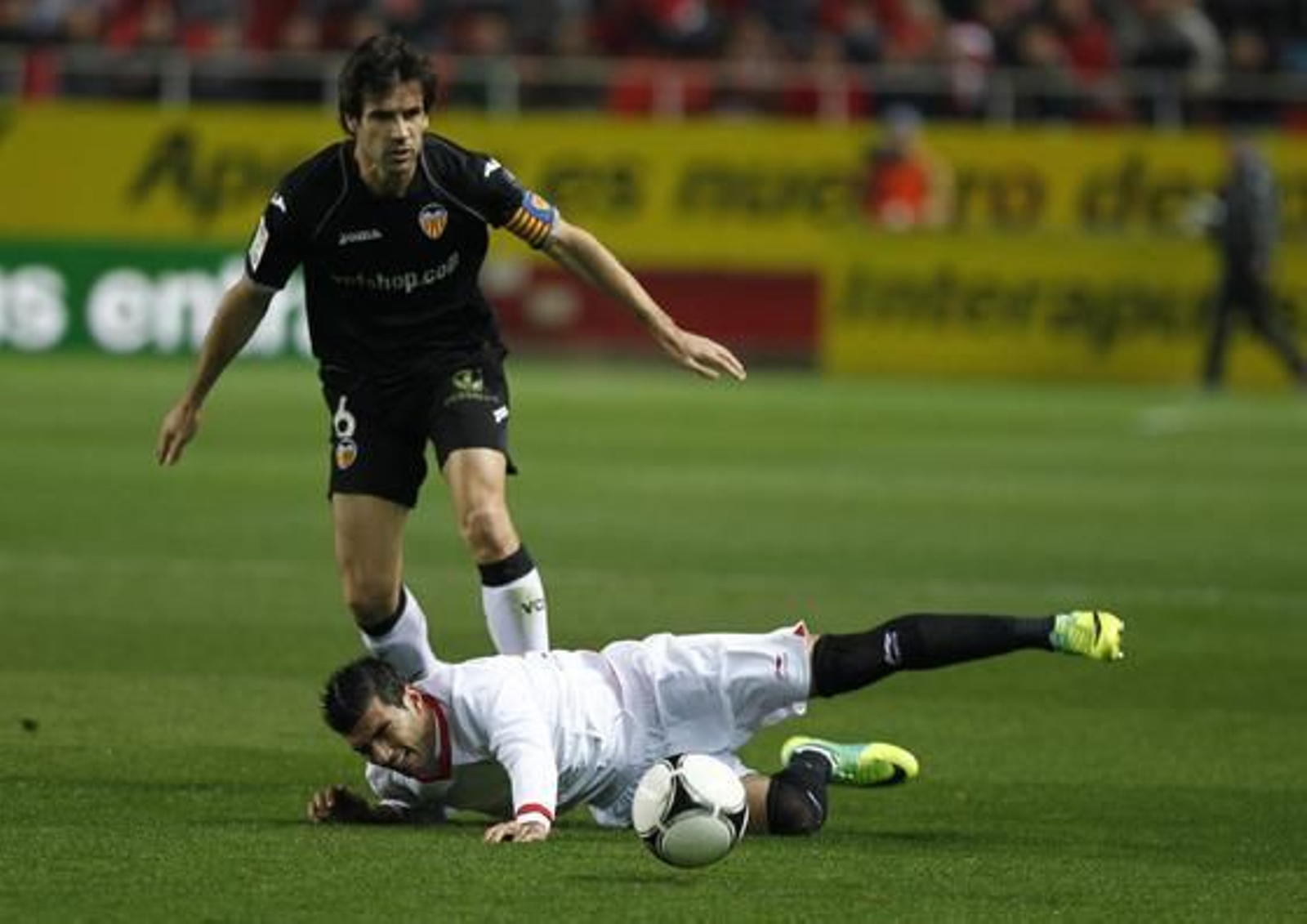 El Sevilla no puede remontar al Valencia en el Sánchez Pizjuán y queda eliminado de la Copa del Rey (2-1). / Antonio Pizarro
