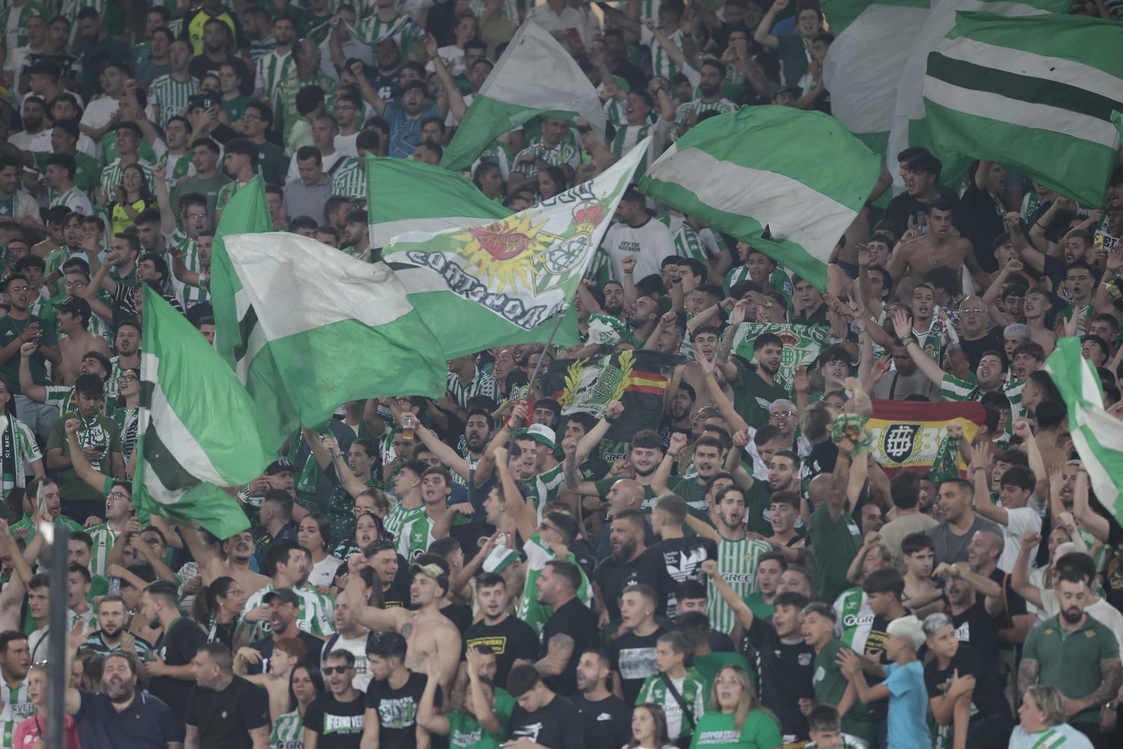 Búscate en las fotos del Betis - Nottingham Forest