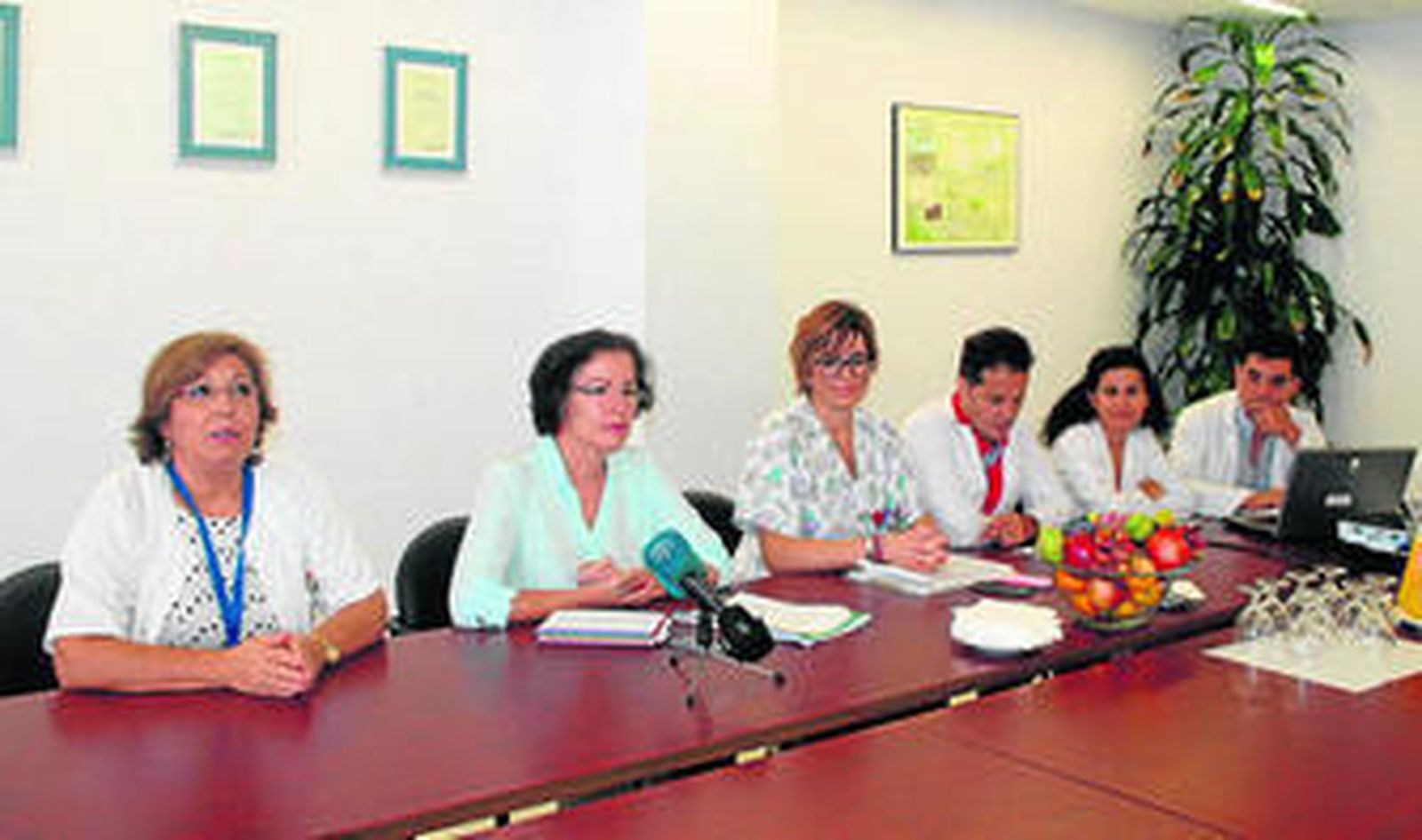 Profesionales del área de Ginecología y Obstetricia, junto a la delegada de Salud y gerente del hospital.