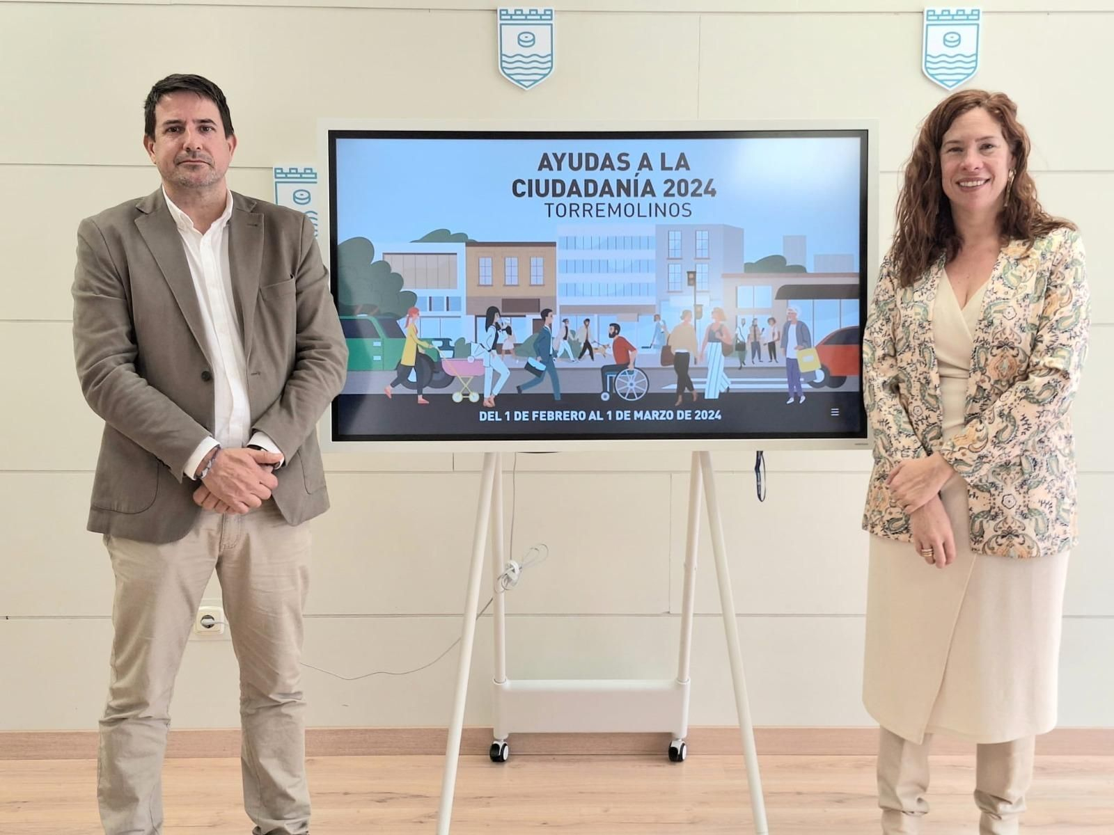 El concejal de Economía y Hacienda, Miguel Quesada, y la edil de Bienestar Social, Gloria Manoja.