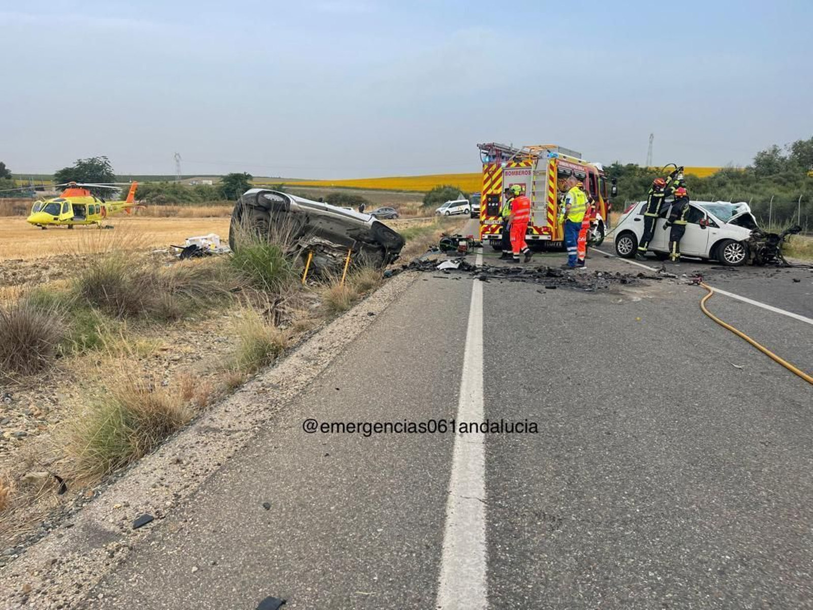 Bomberos y el 061 en el lugar del accidente