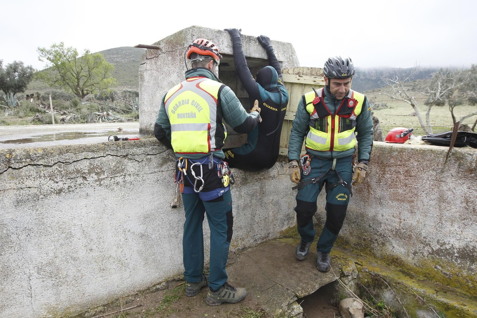 Agentes de la Unidad de Montaña de la Guardia Civil trabajan junto a los GEAS.