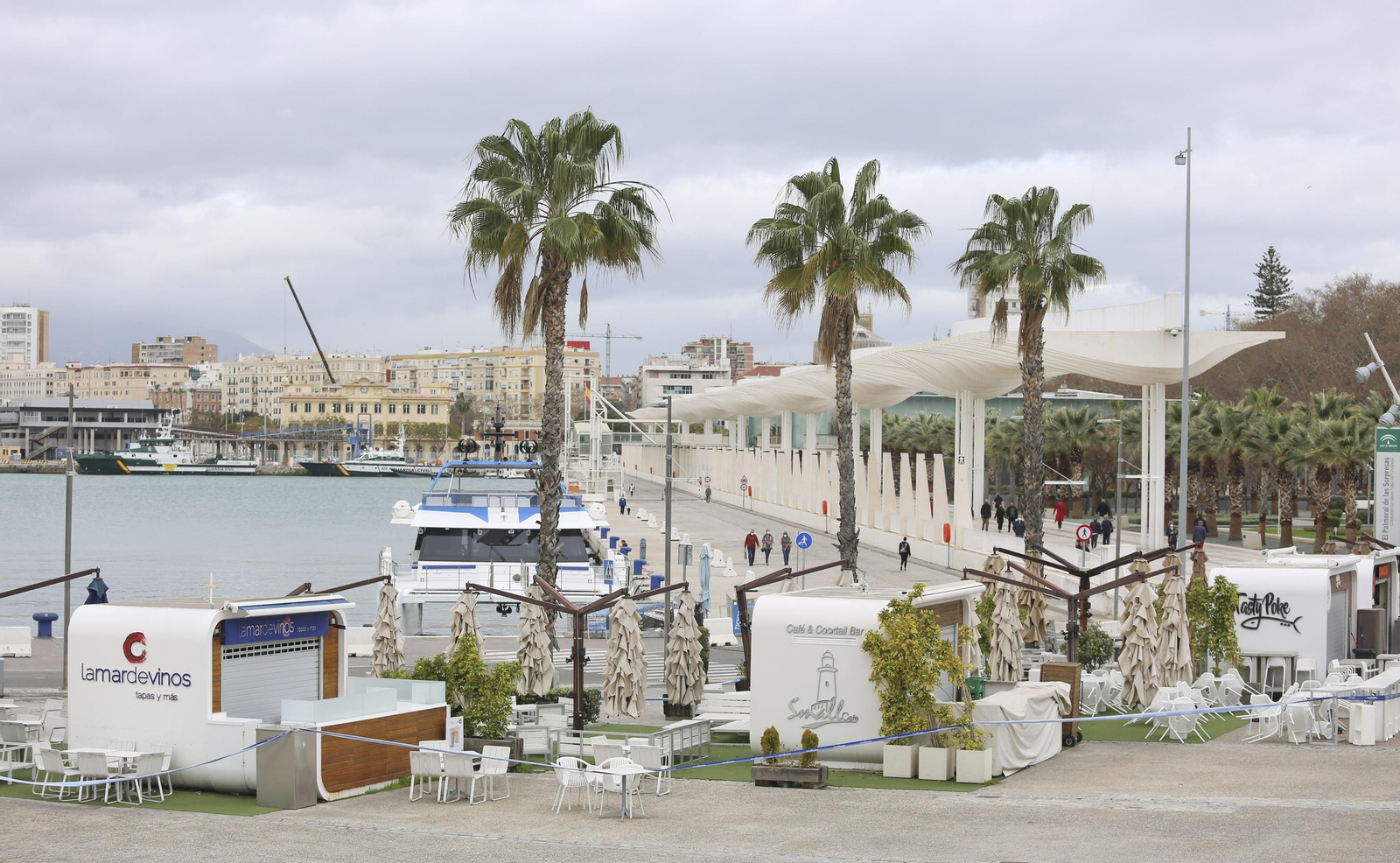 El Muelle Uno tras la primera semana de cierre de comercio y hostelería en Málaga capital