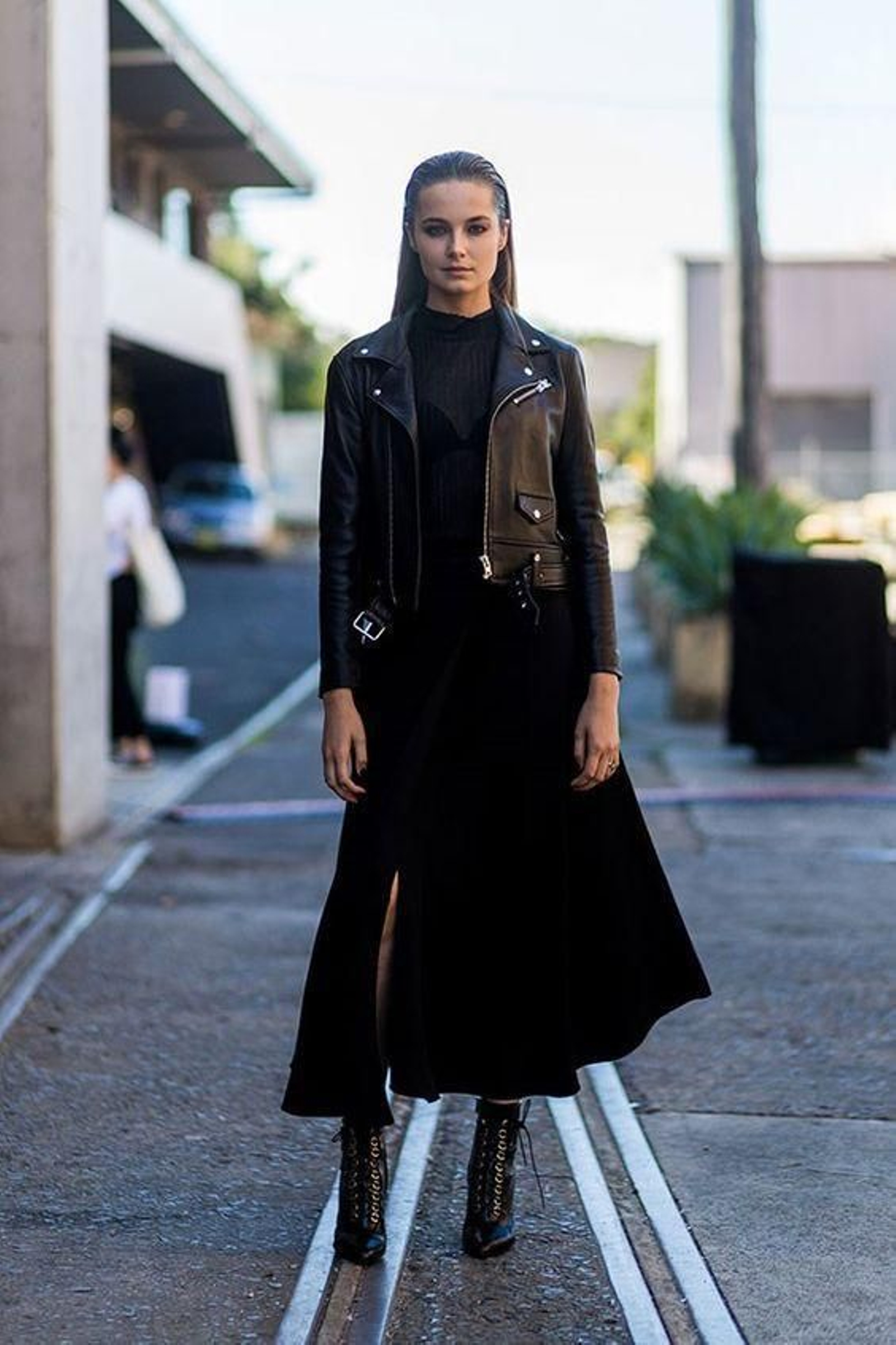 Look con vestido negro largo, biker y botas vintage.