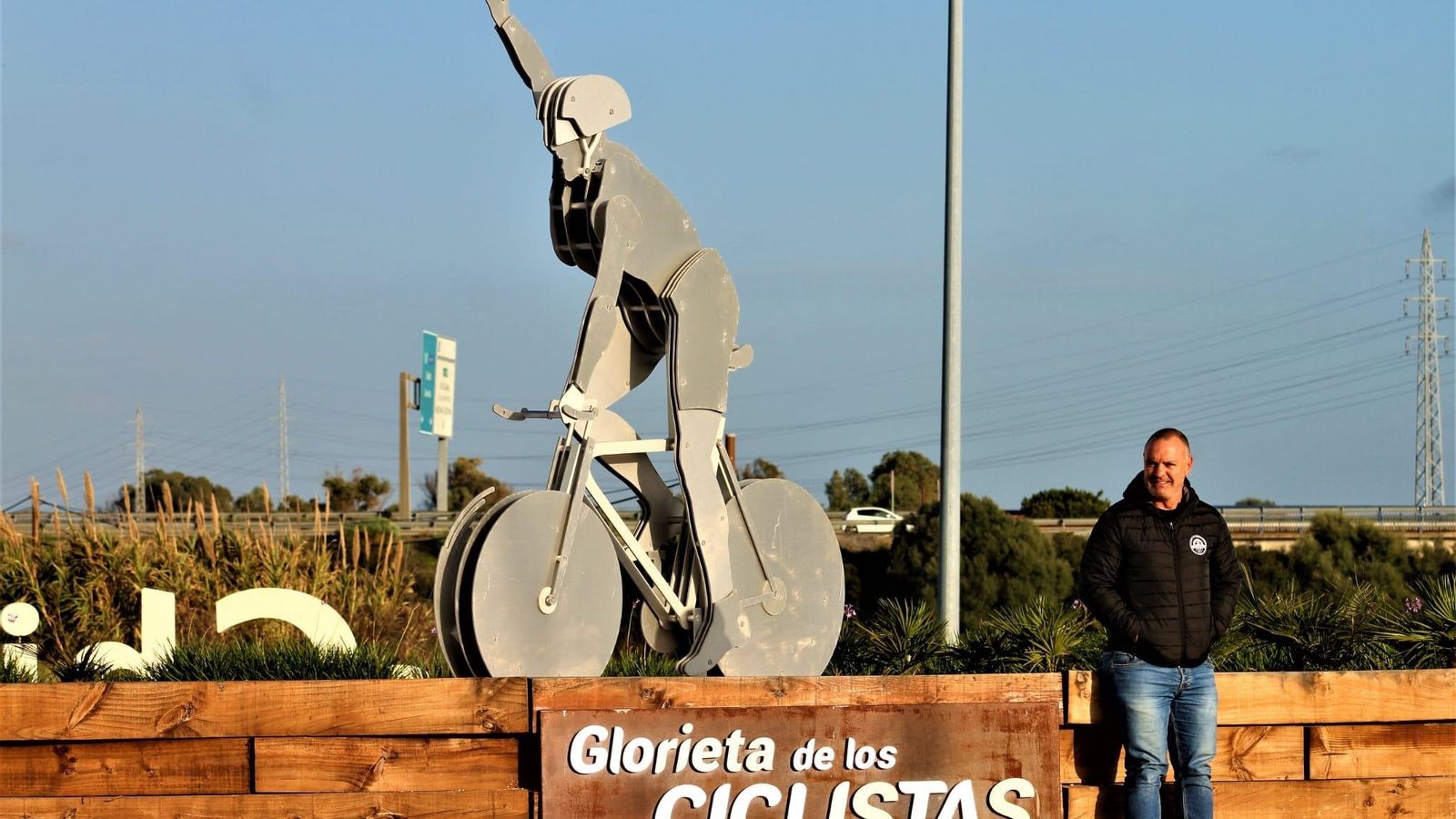 José Manuel Moreno Periñán apoyado en la Glorieta de los Ciclistas