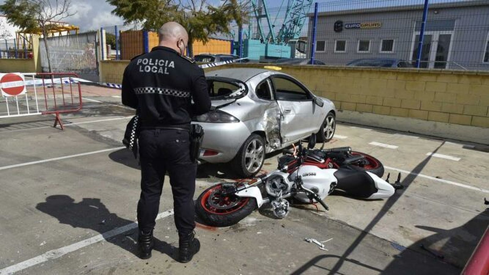 La moto y el vehículo que han colisionado en San Roque.
