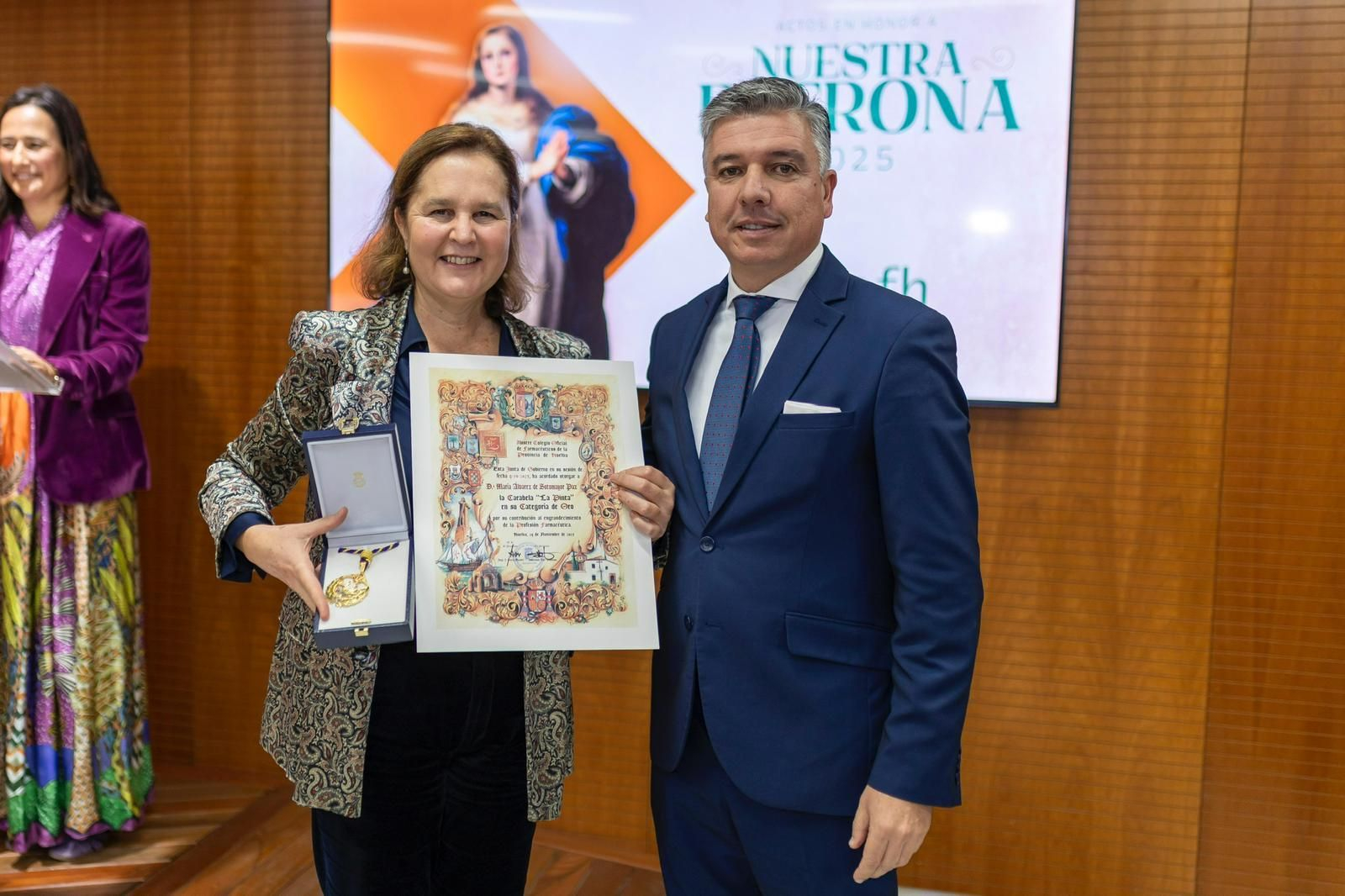 María Álvarez de Sotomayor junto a Jorge Juan García Maestre, presidente del Colegio Oficial de Farmacéuticos de Huelva.