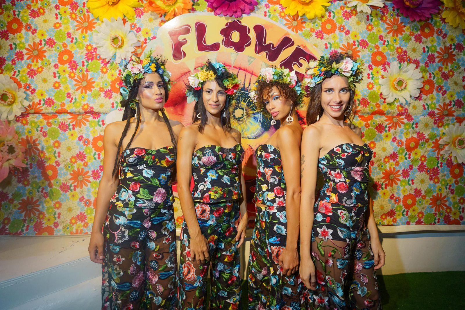 El personal de Flower Power Party, en uno de sus 12 cambios de vestuario.