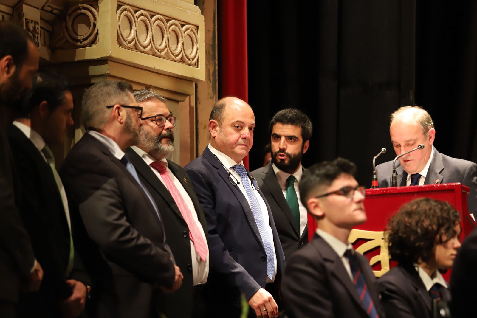 Presentan manto de la Virgen del Amor.