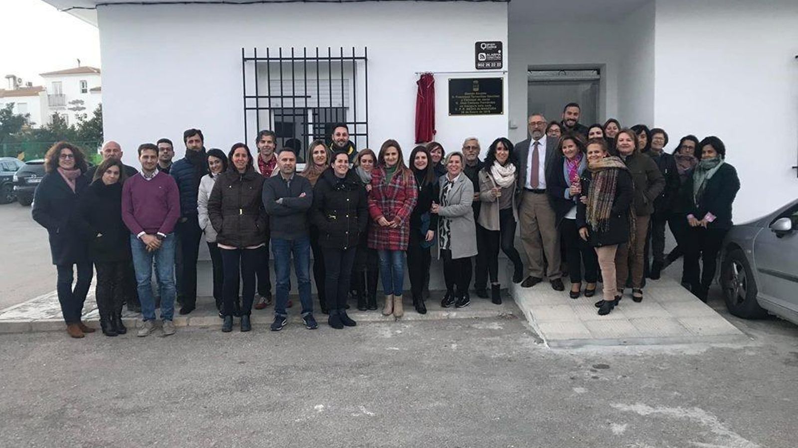 Foto de familia de los profesores del CPR Medio Almanzora junto al alcalde de Albox, Francisco Torrecillas durante la inauguración de la sede definitiva hace unos días.