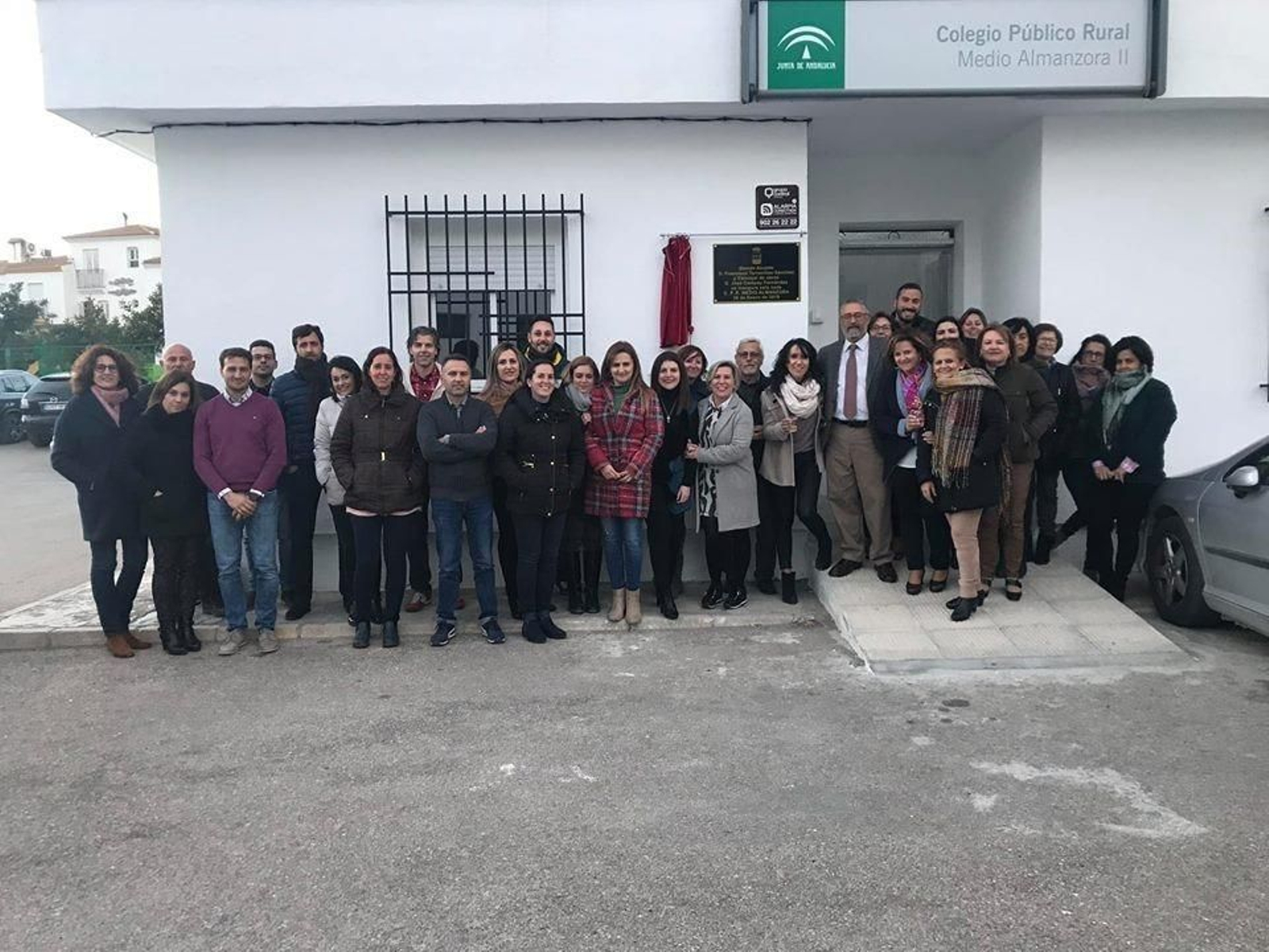 Foto de familia de los profesores del CPR Medio Almanzora junto al alcalde de Albox, Francisco Torrecillas durante la inauguración de la sede definitiva hace unos días.