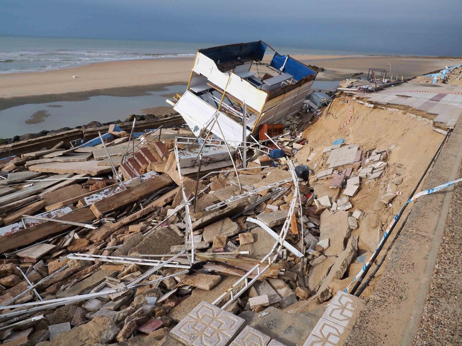 Las fotos de los destrozos del temporal en el paseo marítimo de Matalascañas