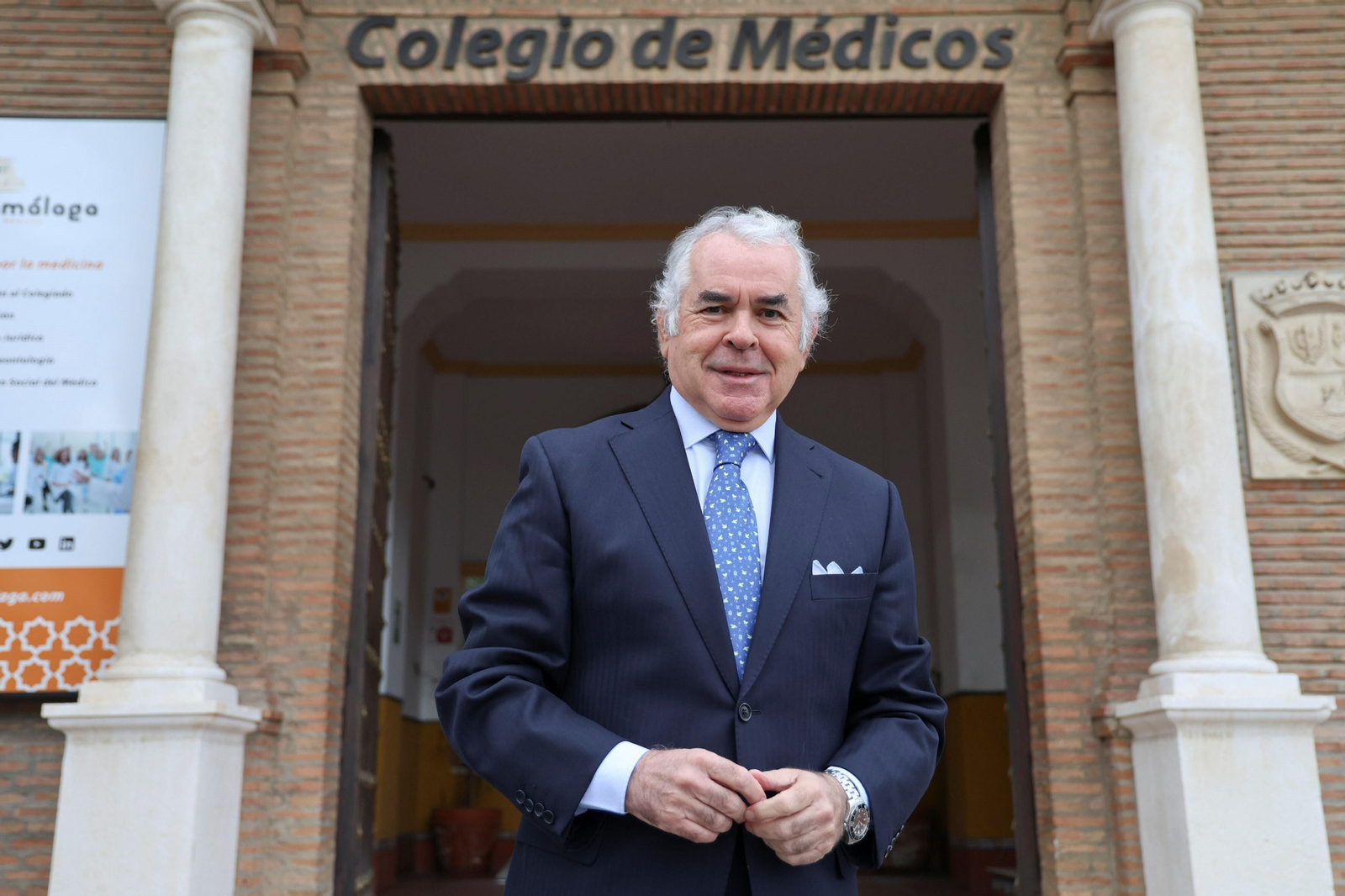 Pedro Navarro, a la entrada del Colegio de Médicos de Málaga.